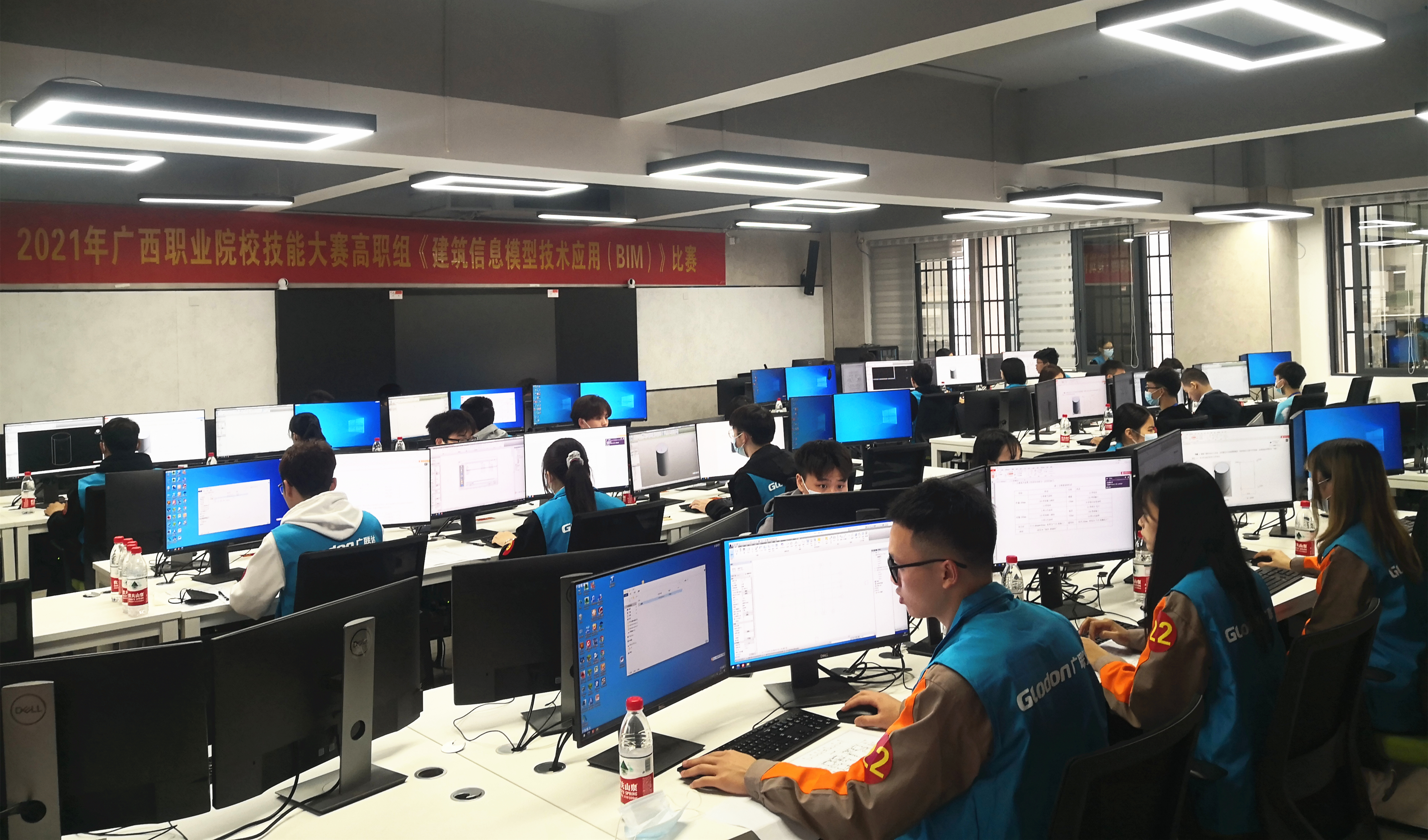 BIM赛项参赛团队在规定时间内分工合作、完成比赛