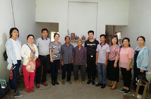 吴丹副院长一行与唐毓理及其家人合影留念