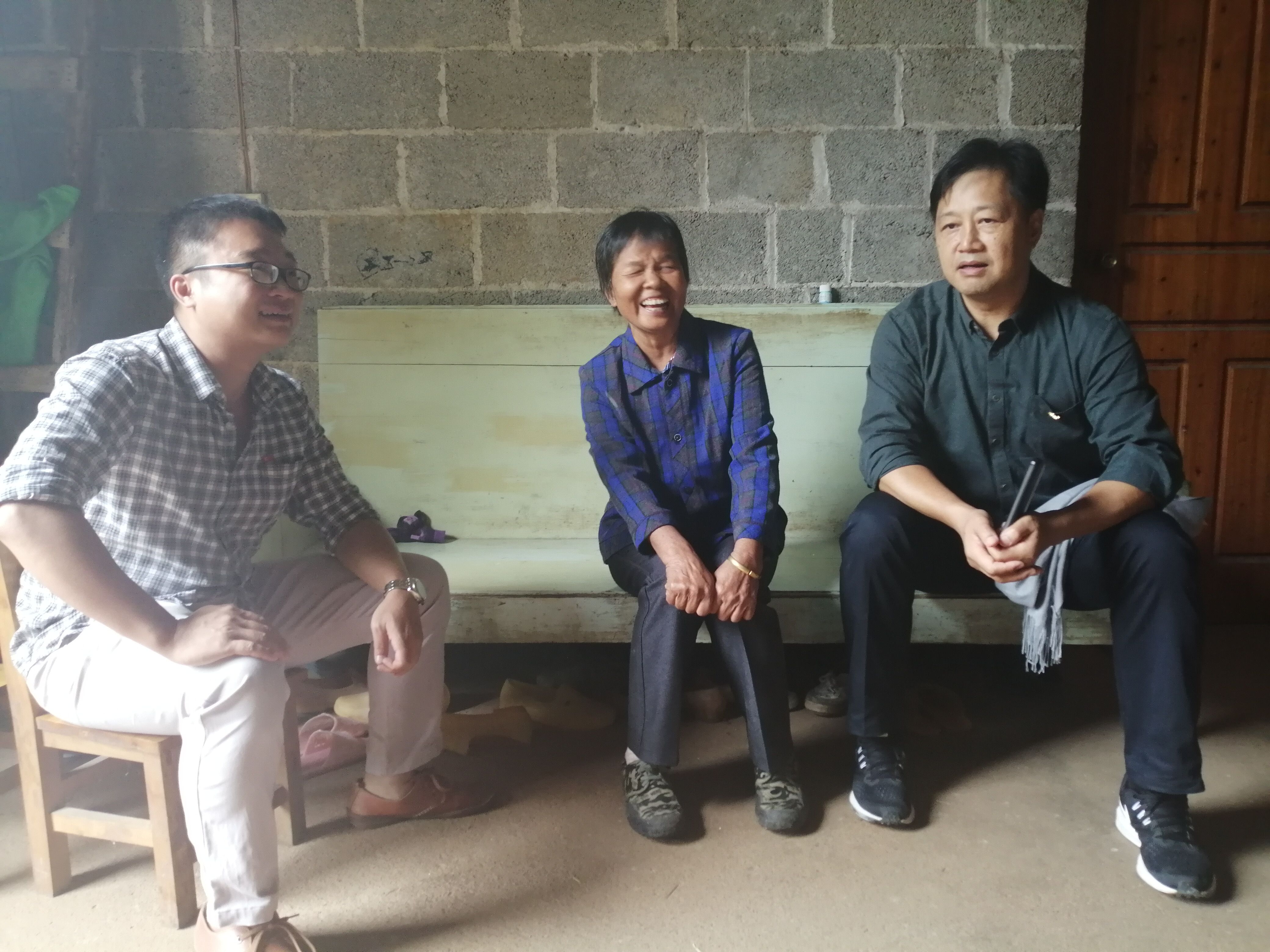 曾繁雄副书记深入贫困户家中了解情况