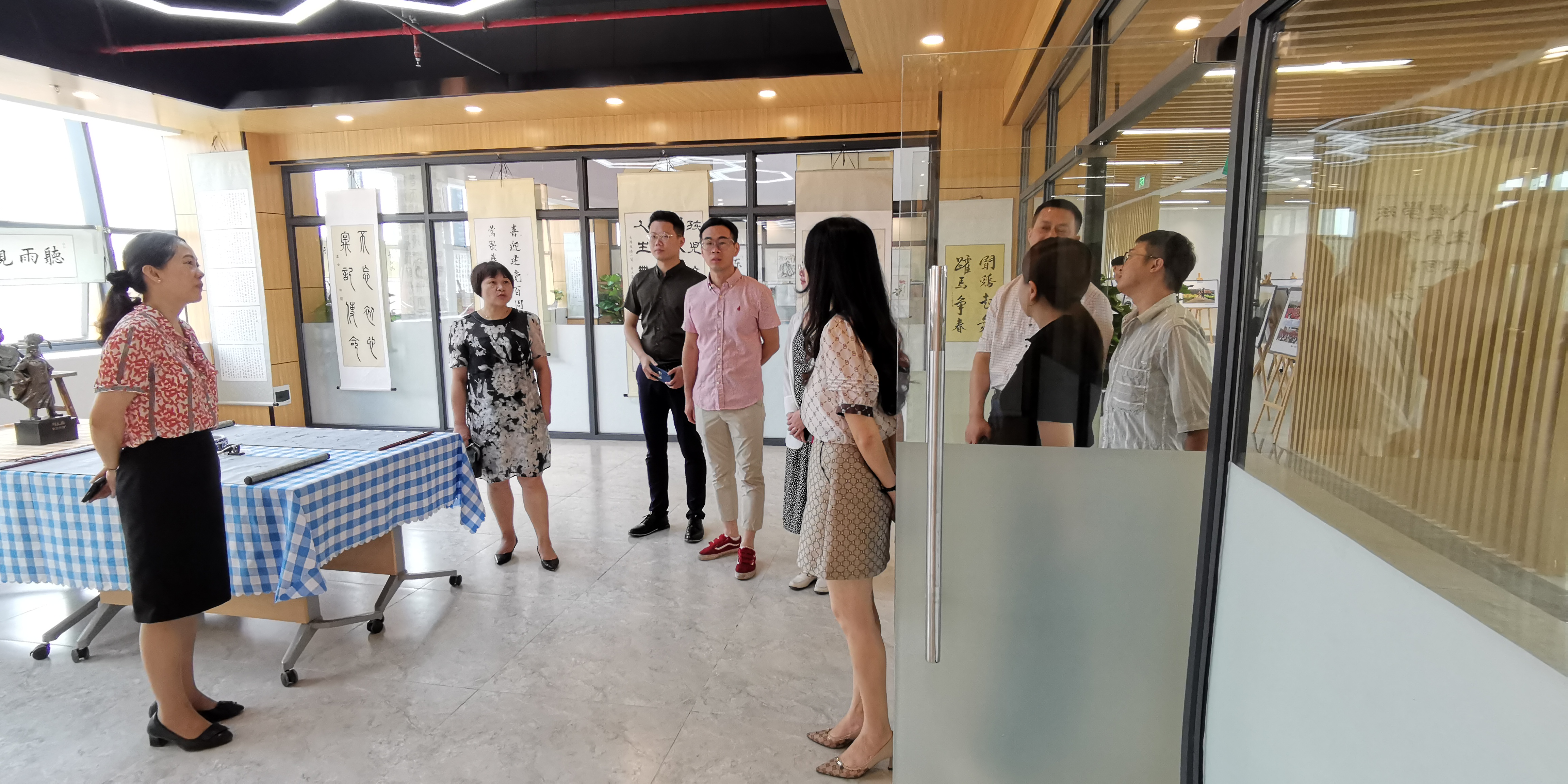 工会副主席韦怀波同志介绍作品展区