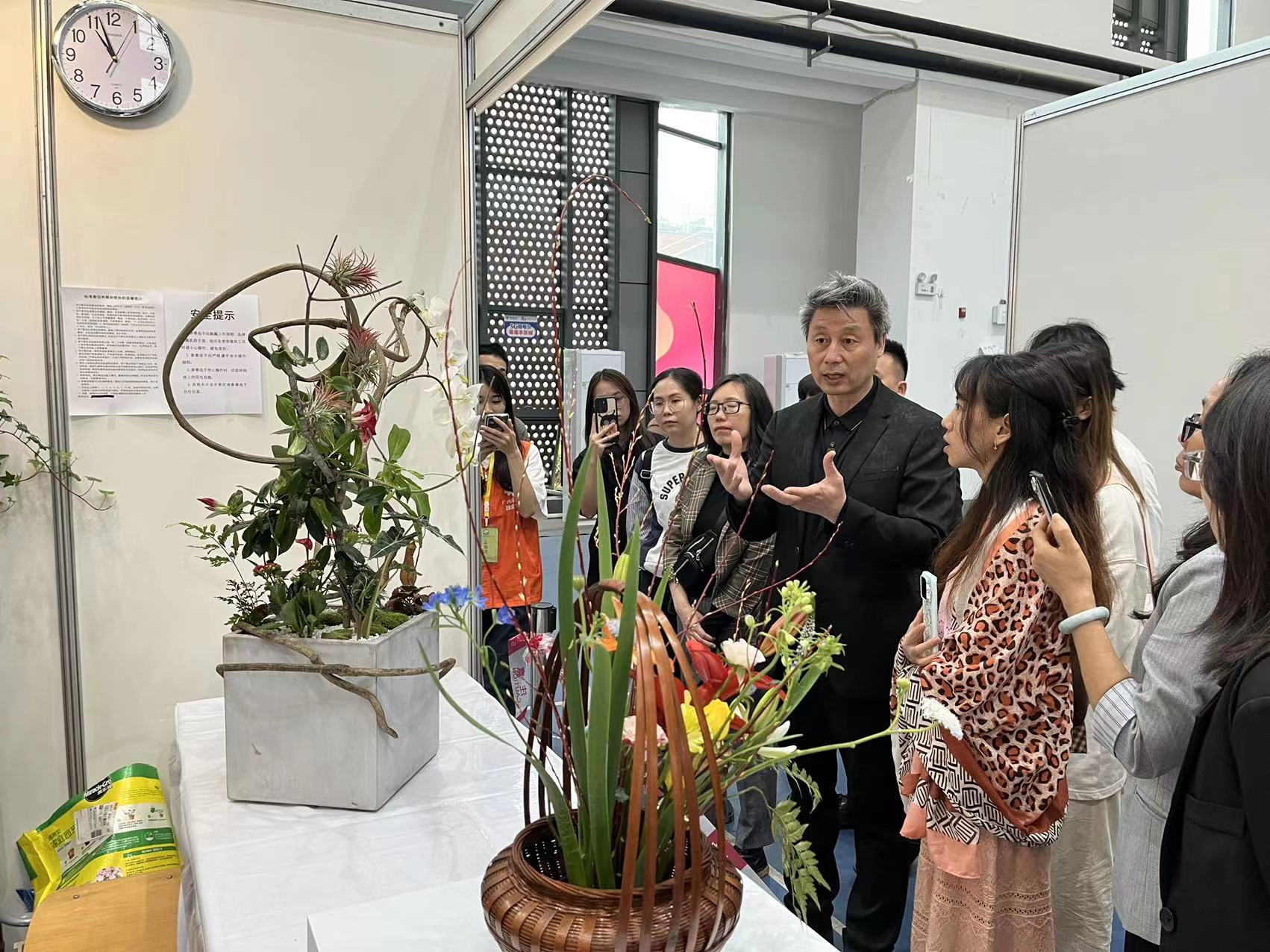 裁判代表对伟德国际官网学子作品进行点评