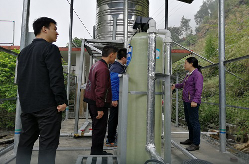 扶贫小组考察饮水净化项目
