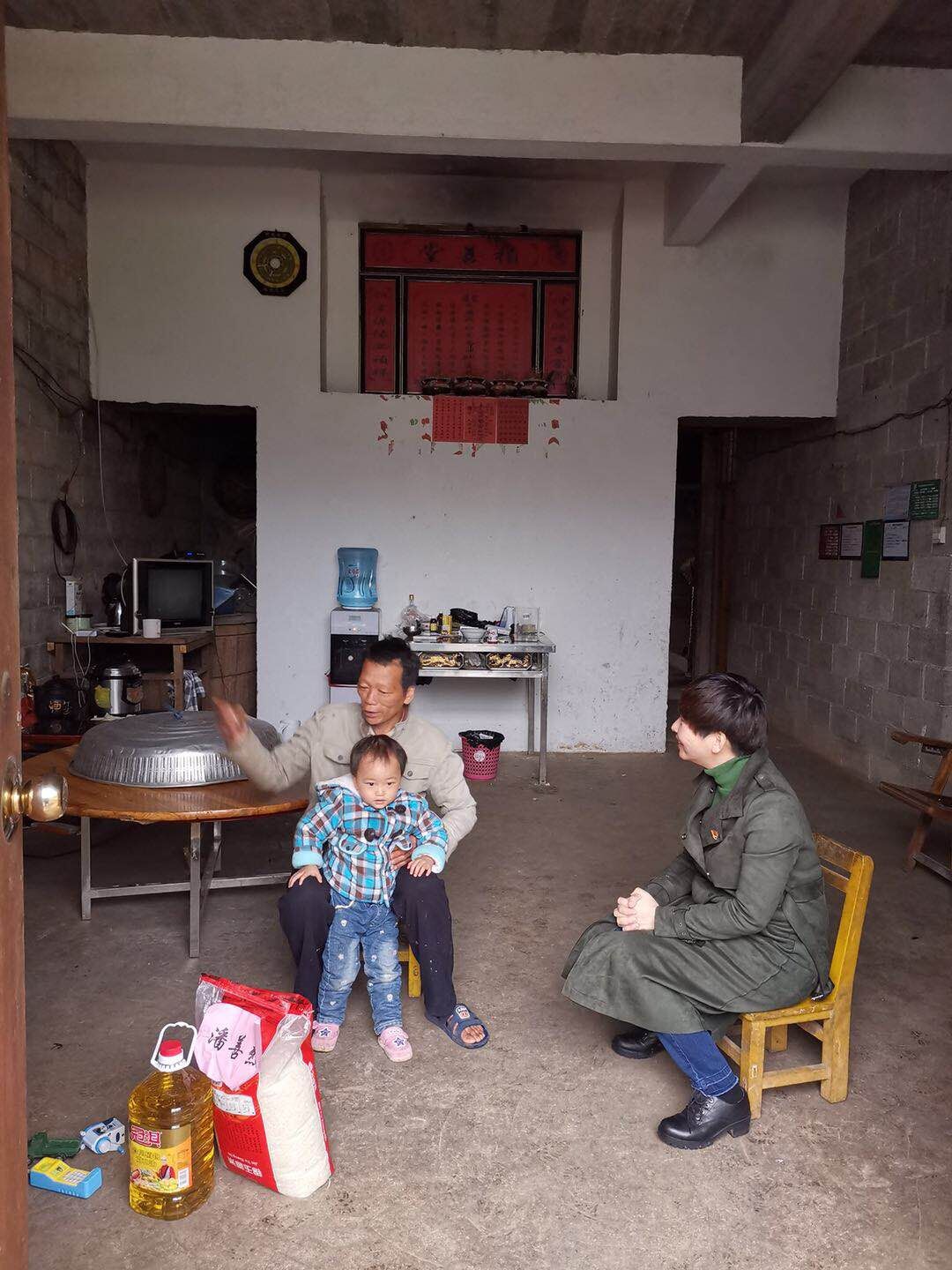 支部书记周舟走访慰问贫困户