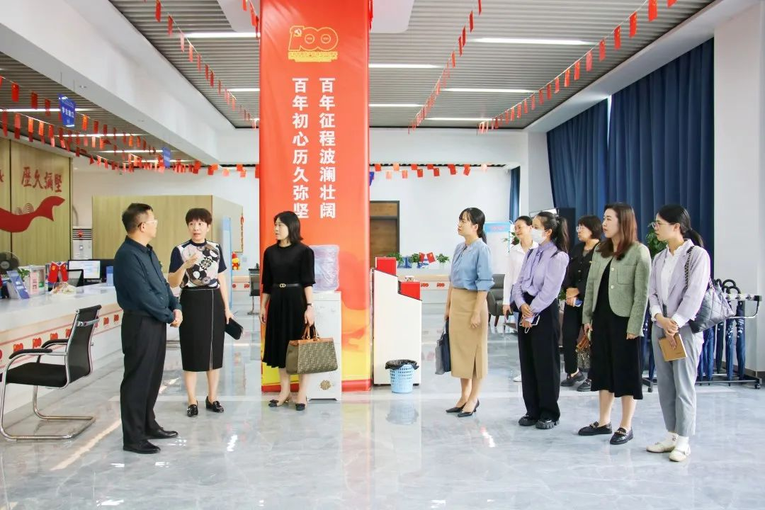 民师院一行参观伟德国际官网一站式服务中心