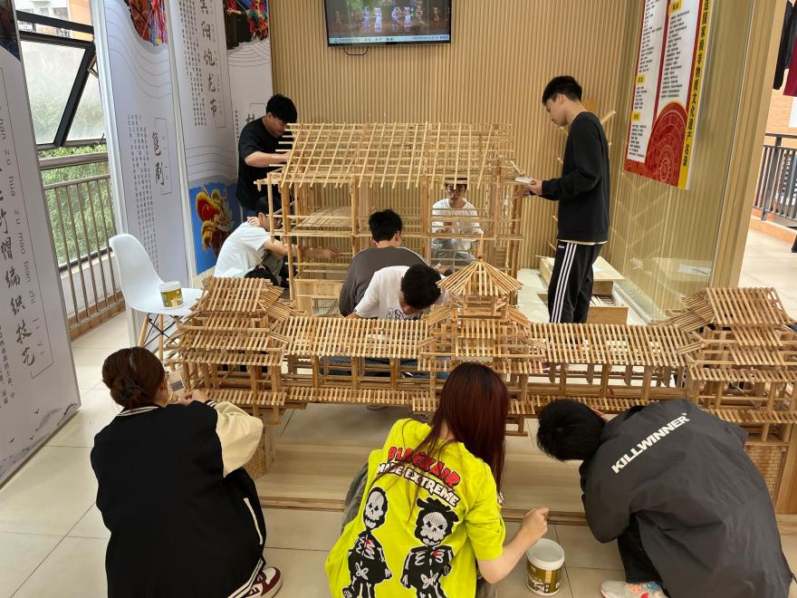 学生对模型进行防潮粉刷