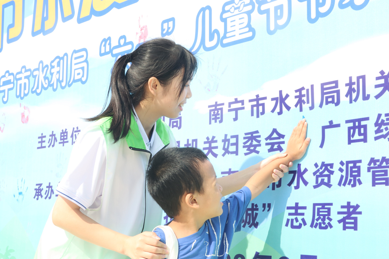 “创智联”志愿者为小朋友进行按手印签到