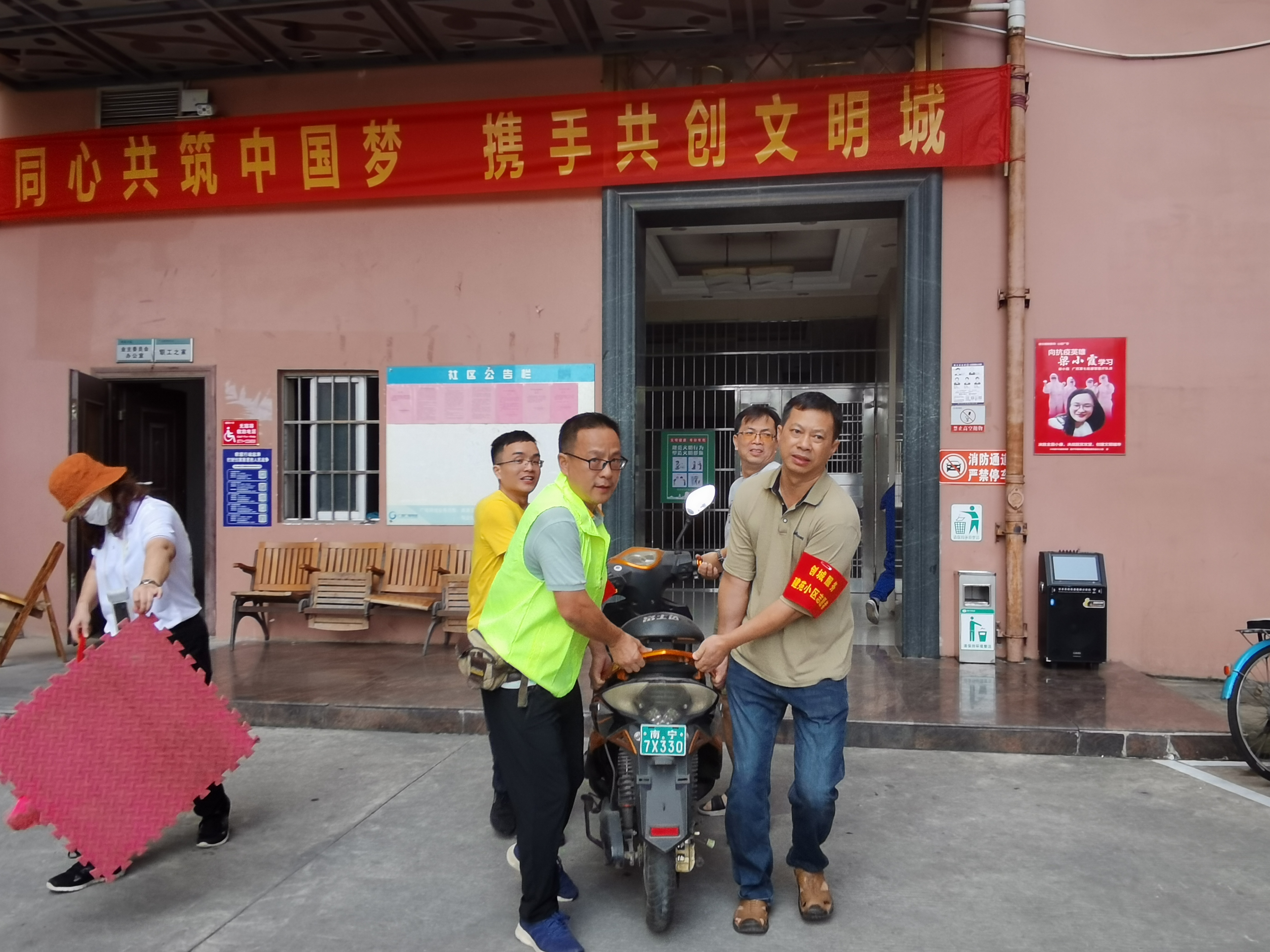 志愿者正在清理违停车辆