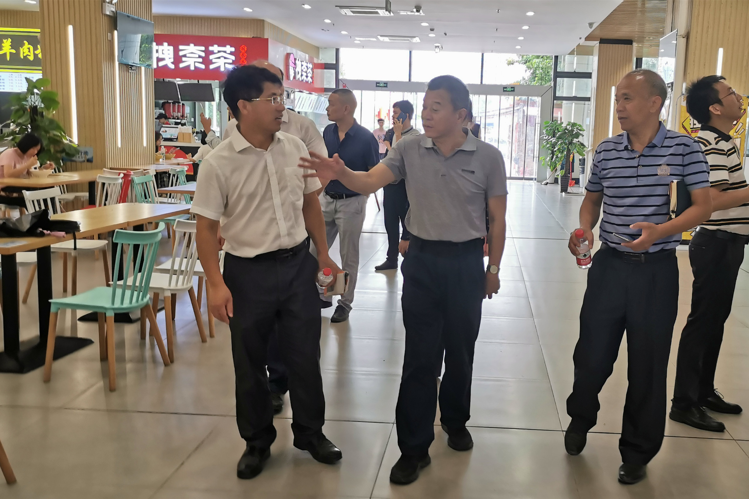 参观伟德国际官网食堂