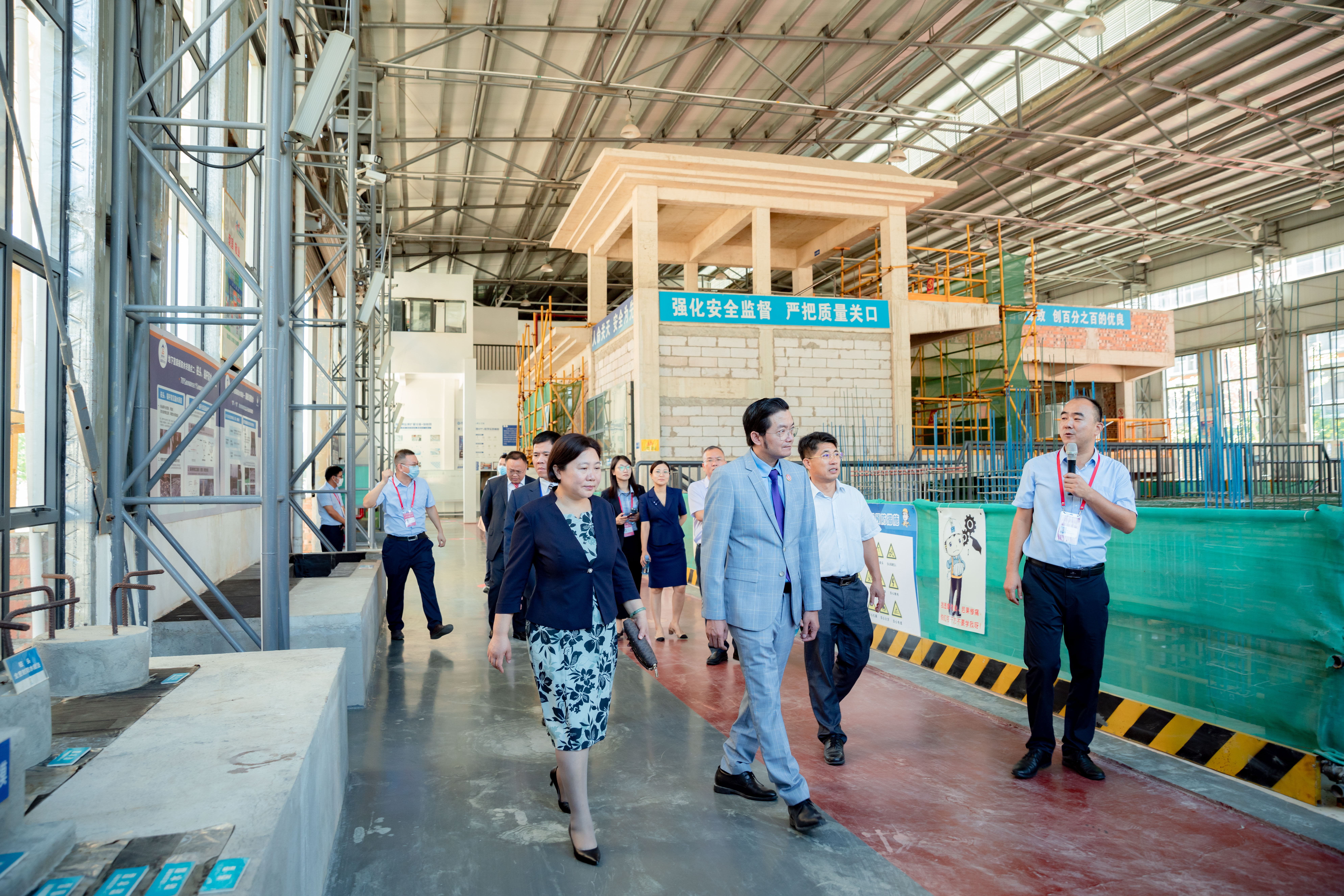 刘晓红书记、伍耿清副院长陪同杜南忠总领事一行参观伟德国际官网1号实训大棚