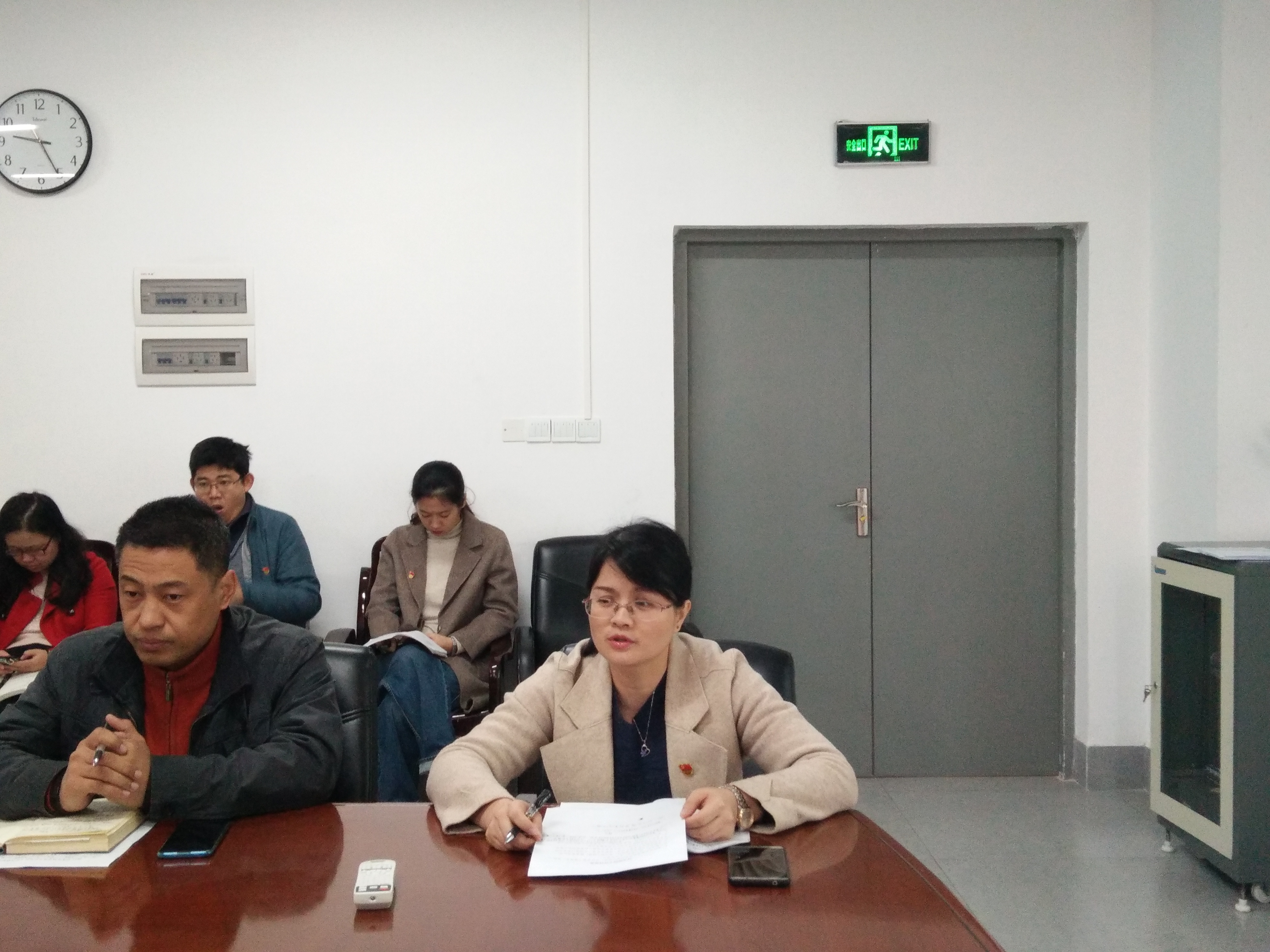 与会党员对支部工作报告近评议