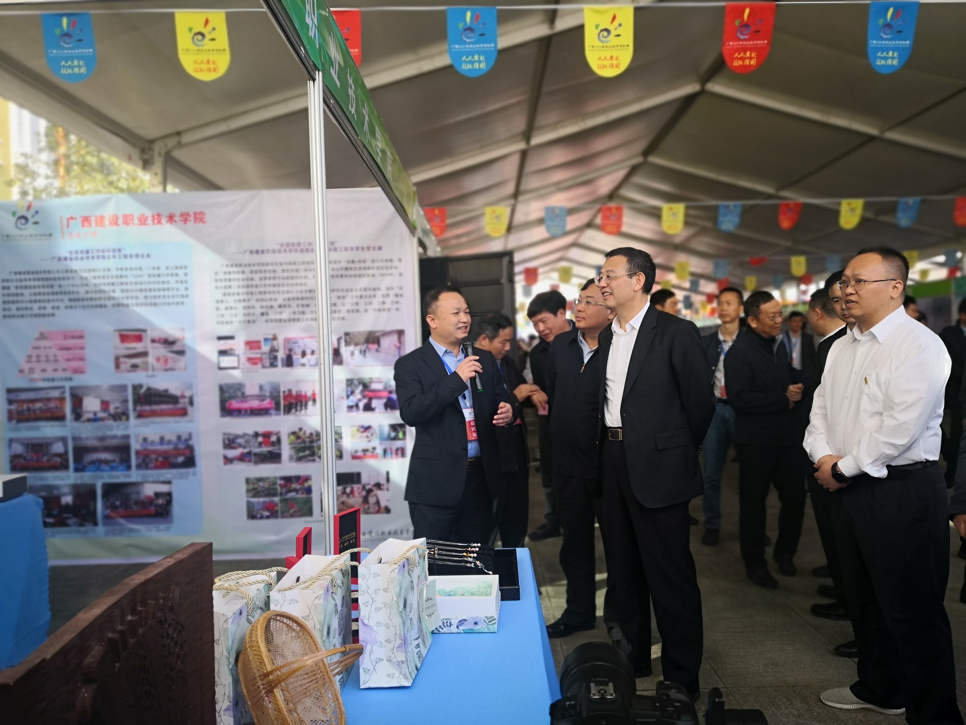 梁伟副院长向自治区教育厅唐咸仅厅长等领导介绍伟德国际官网情况