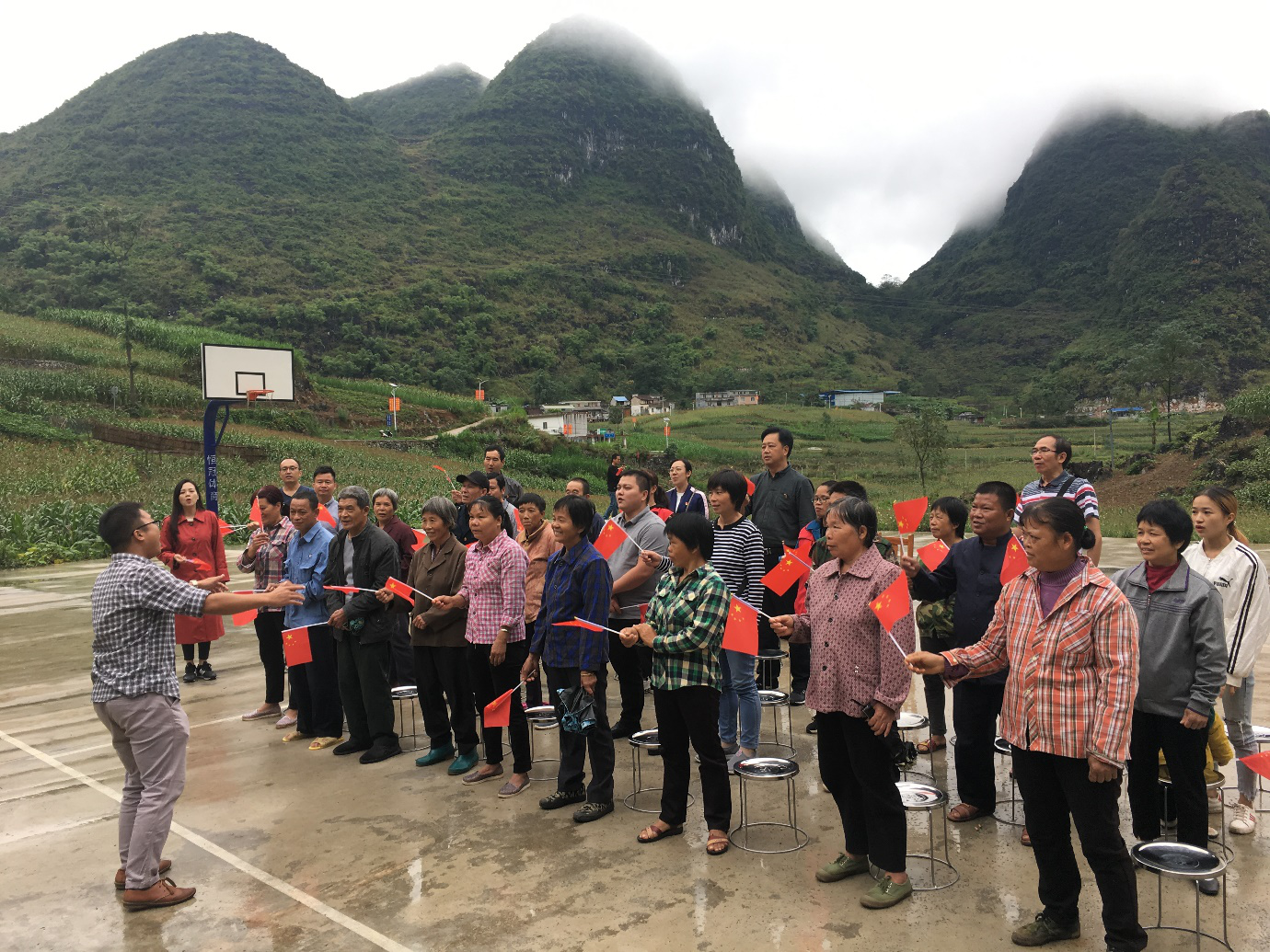 “不忘初心 牢记使命 爱国歌曲齐欢唱”活动现场