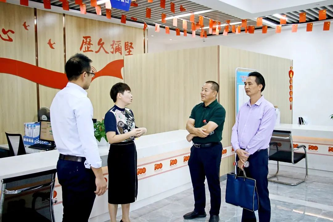 安职院一行参观伟德国际官网一站式服务中心