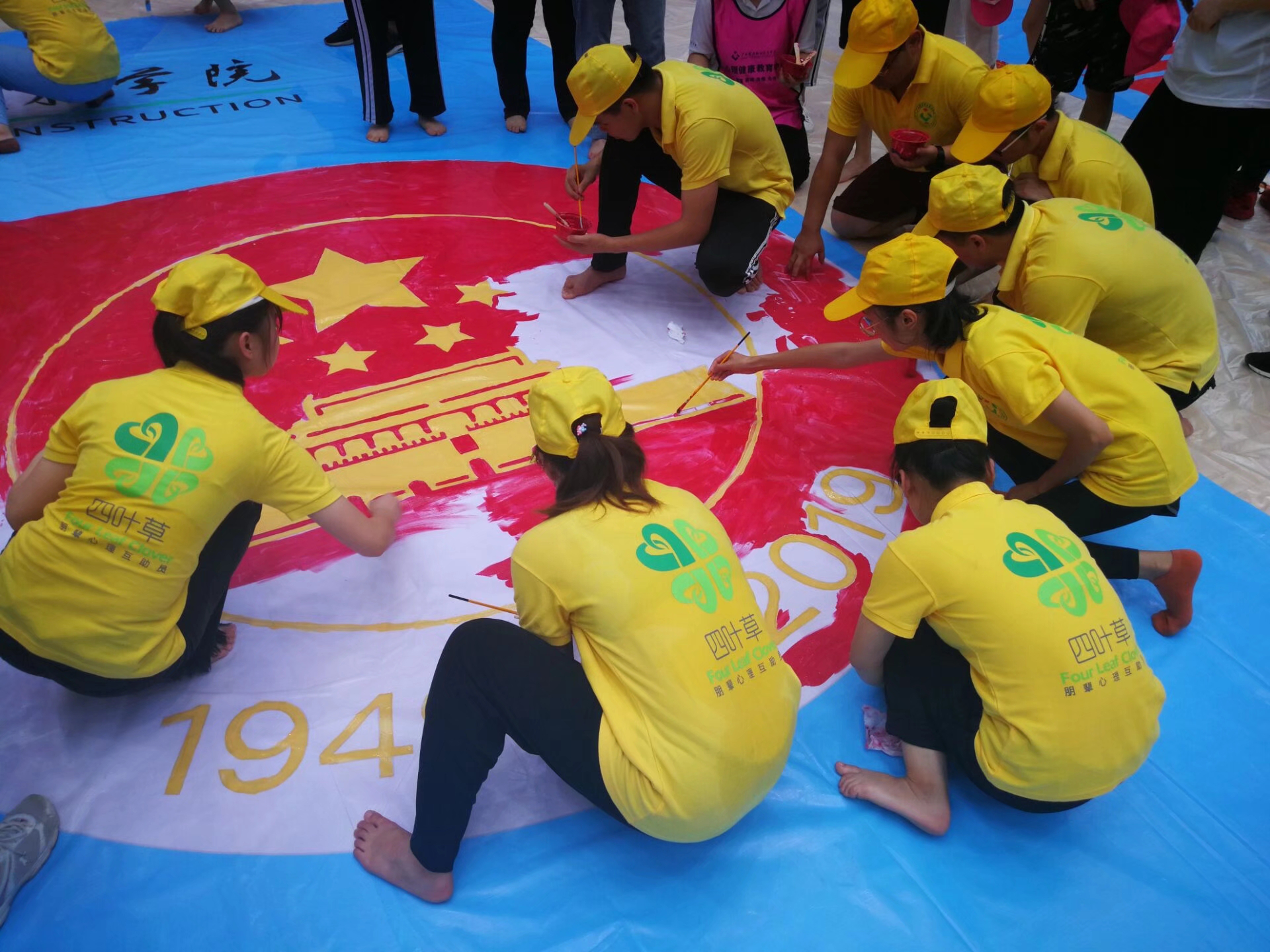 学生们正在绘画