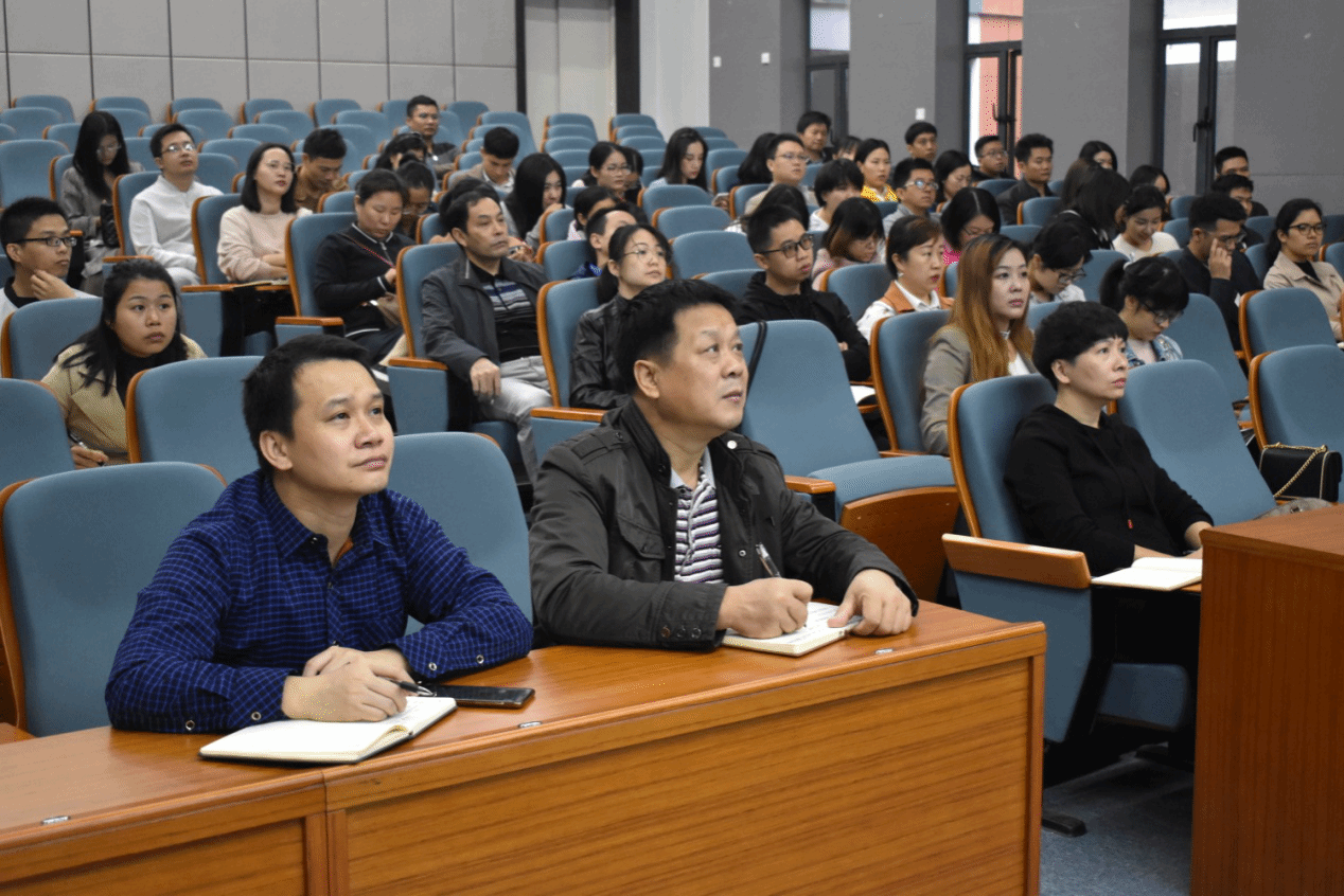 参会领导老师认真学习