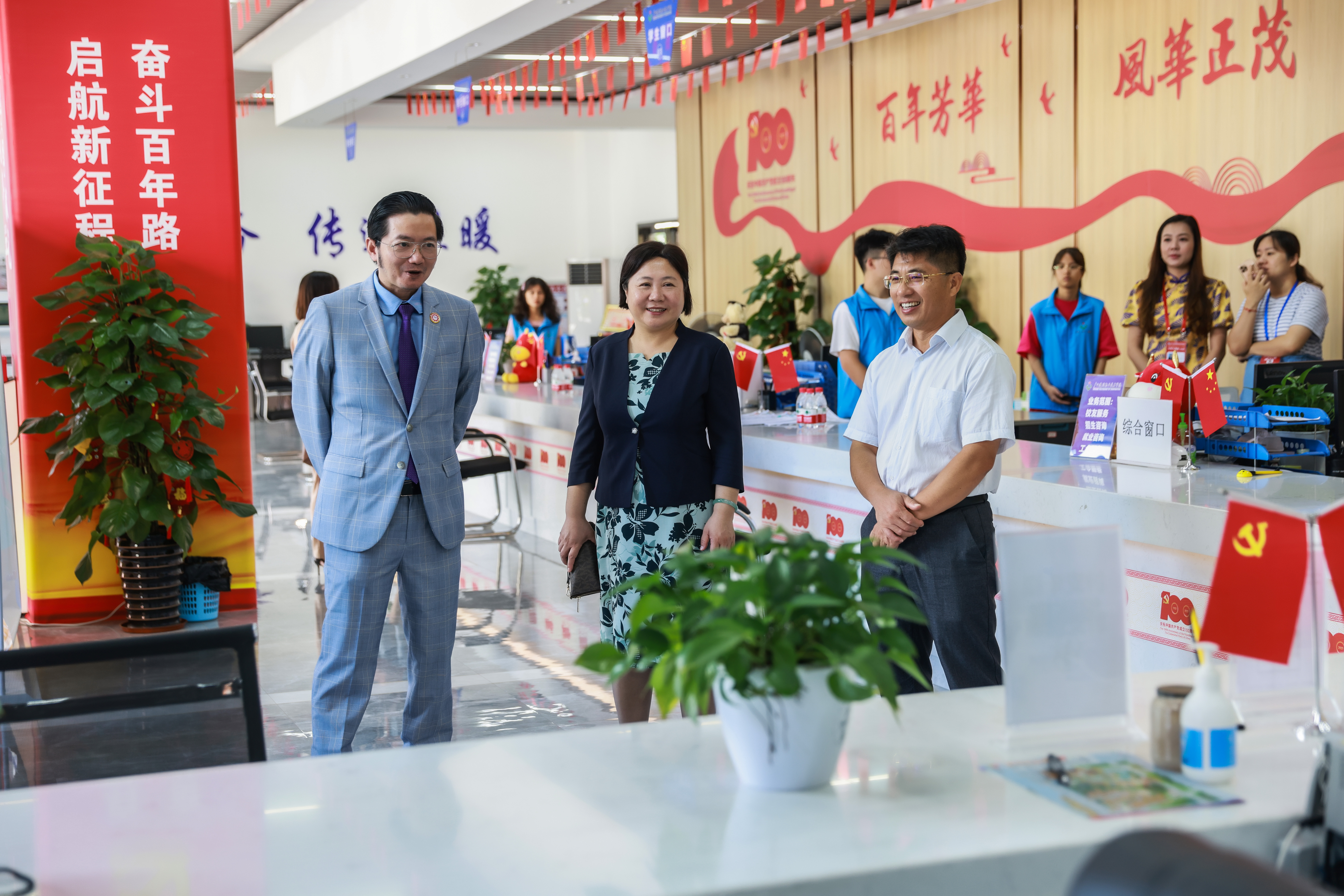 刘晓红书记、伍耿清副院长陪同杜南忠总领事一行参观伟德国际官网“一站式”服务中心