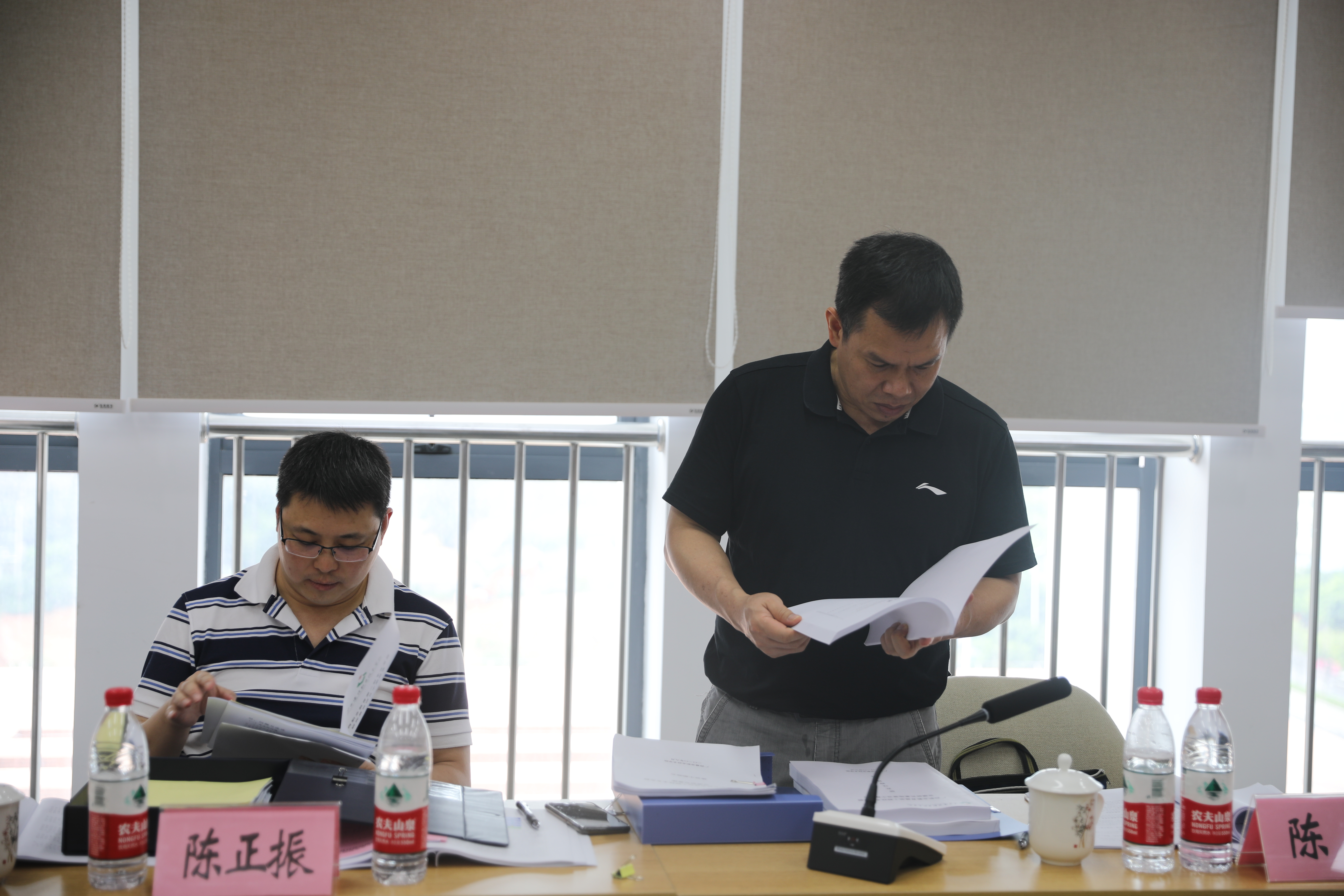 专家组在翻阅资料