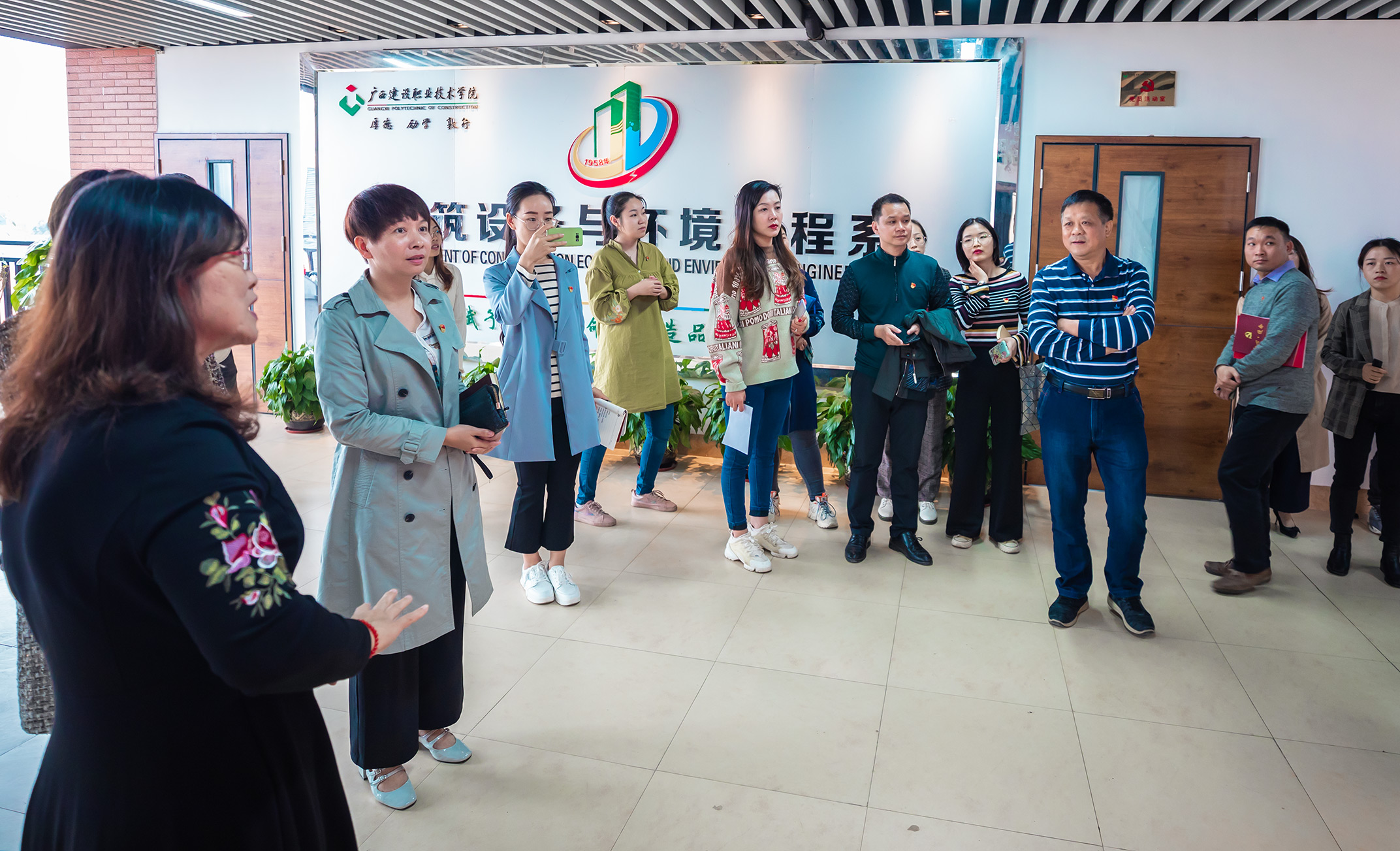 设备系党总支侯文淑介绍全国样板党支部建设情况