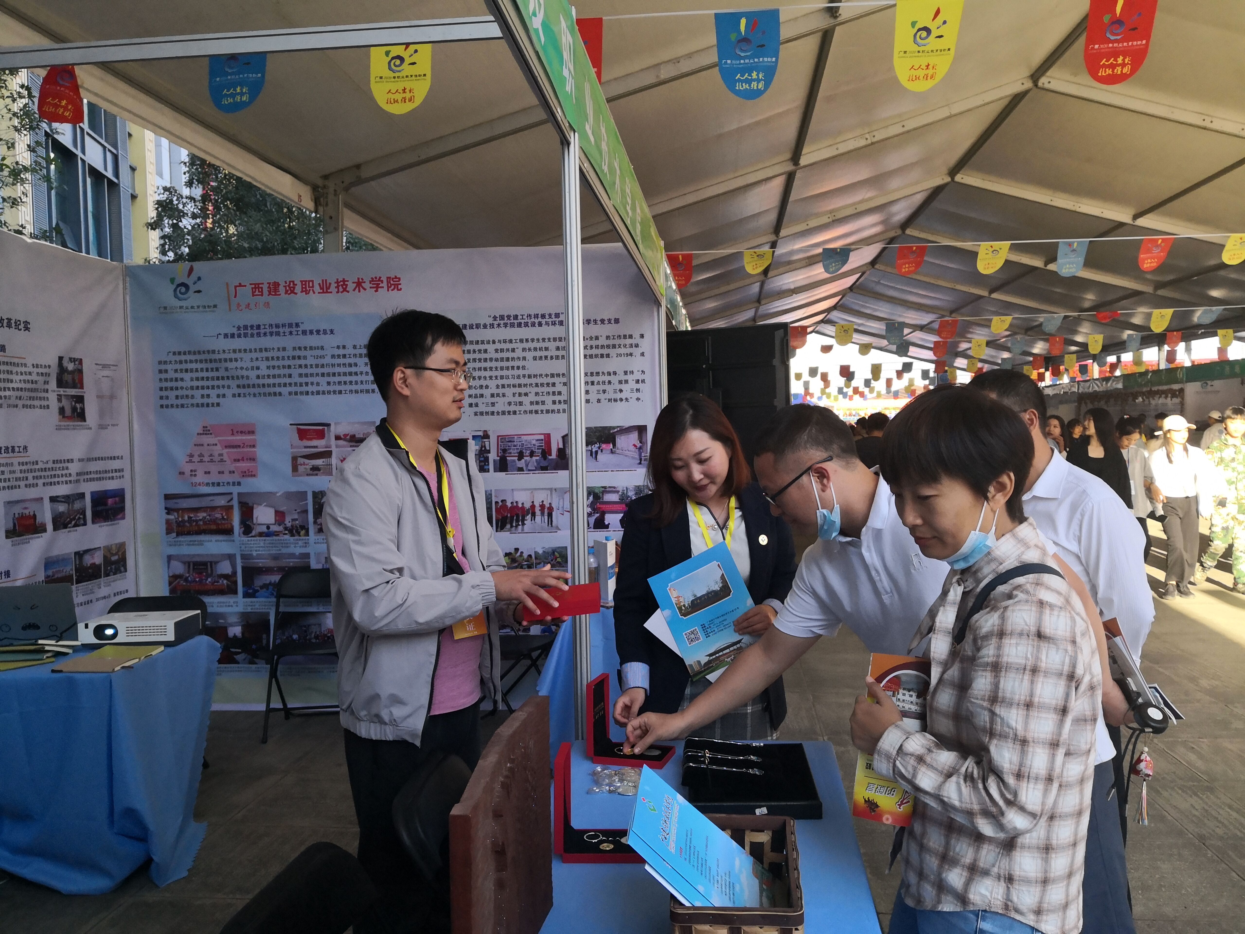 伟德国际官网老师向兄弟院校领导介绍学校展品