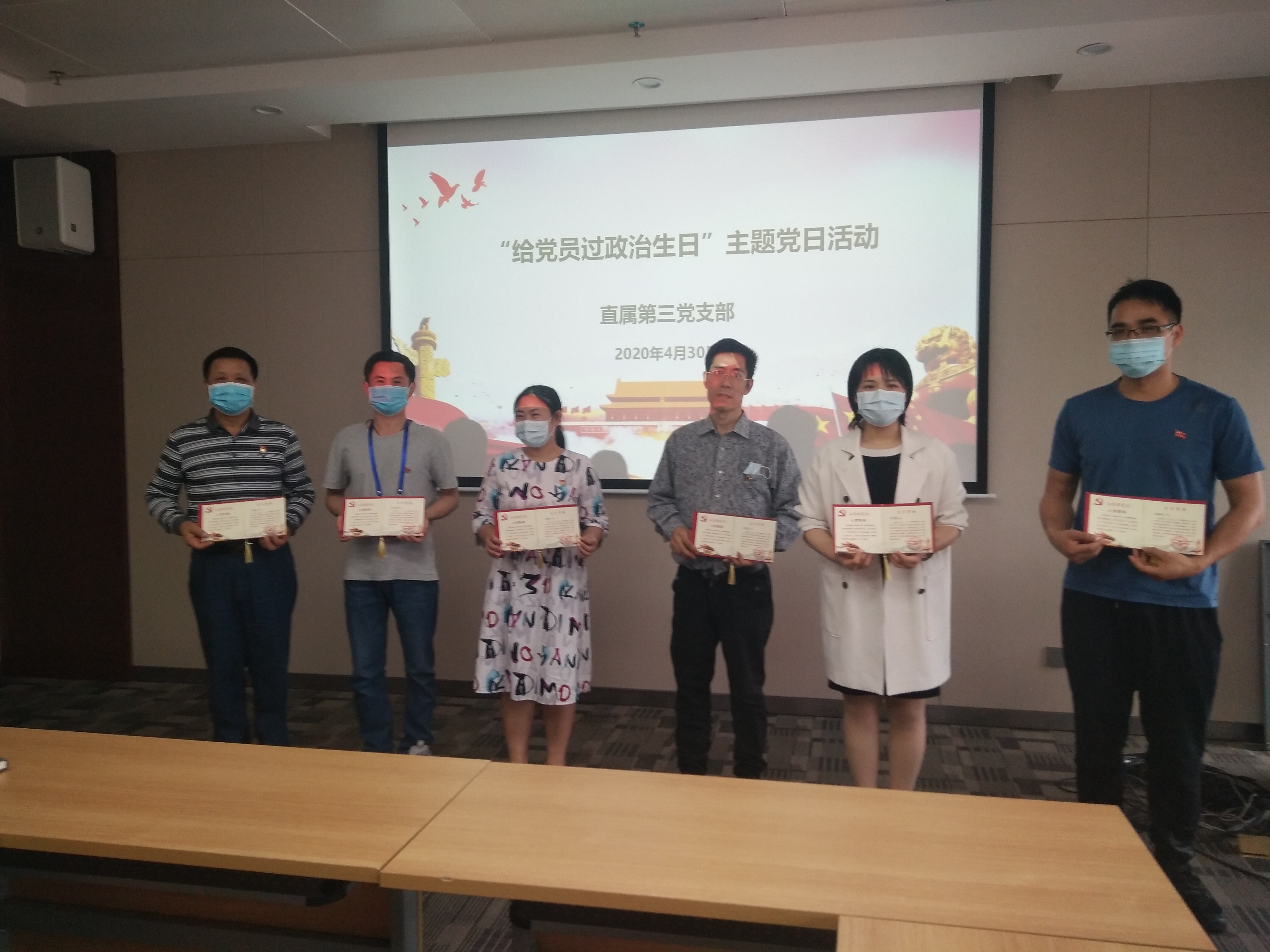 给党员赠送“政治生日”贺卡