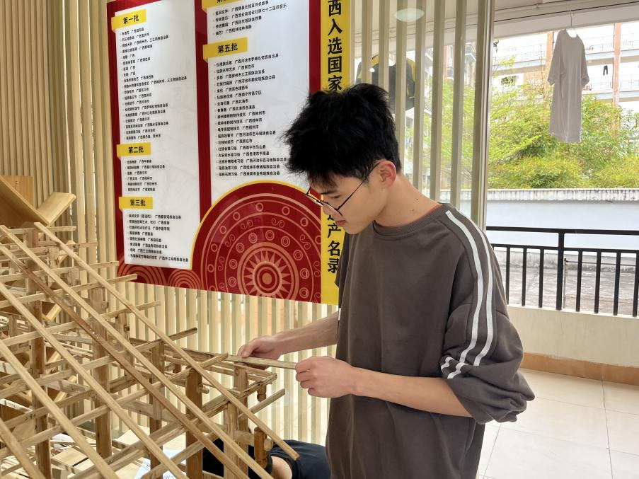 学生在工作坊拆装模型