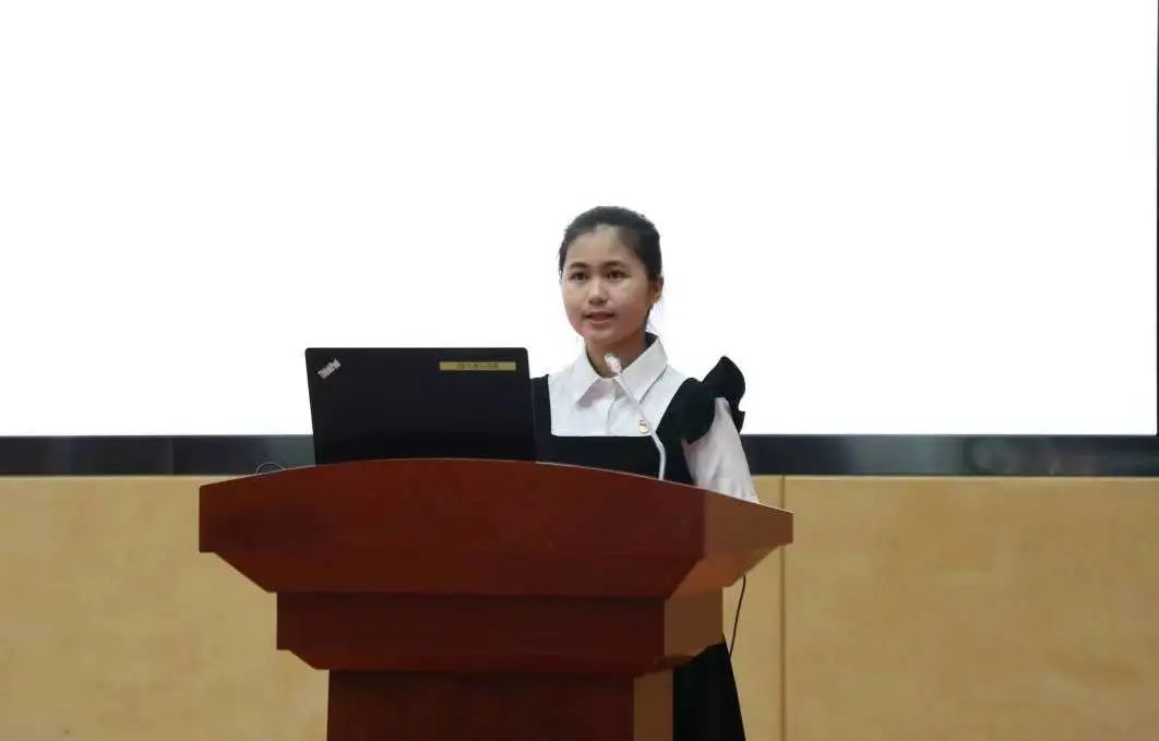 伟德国际官网黄贝贝同学发言