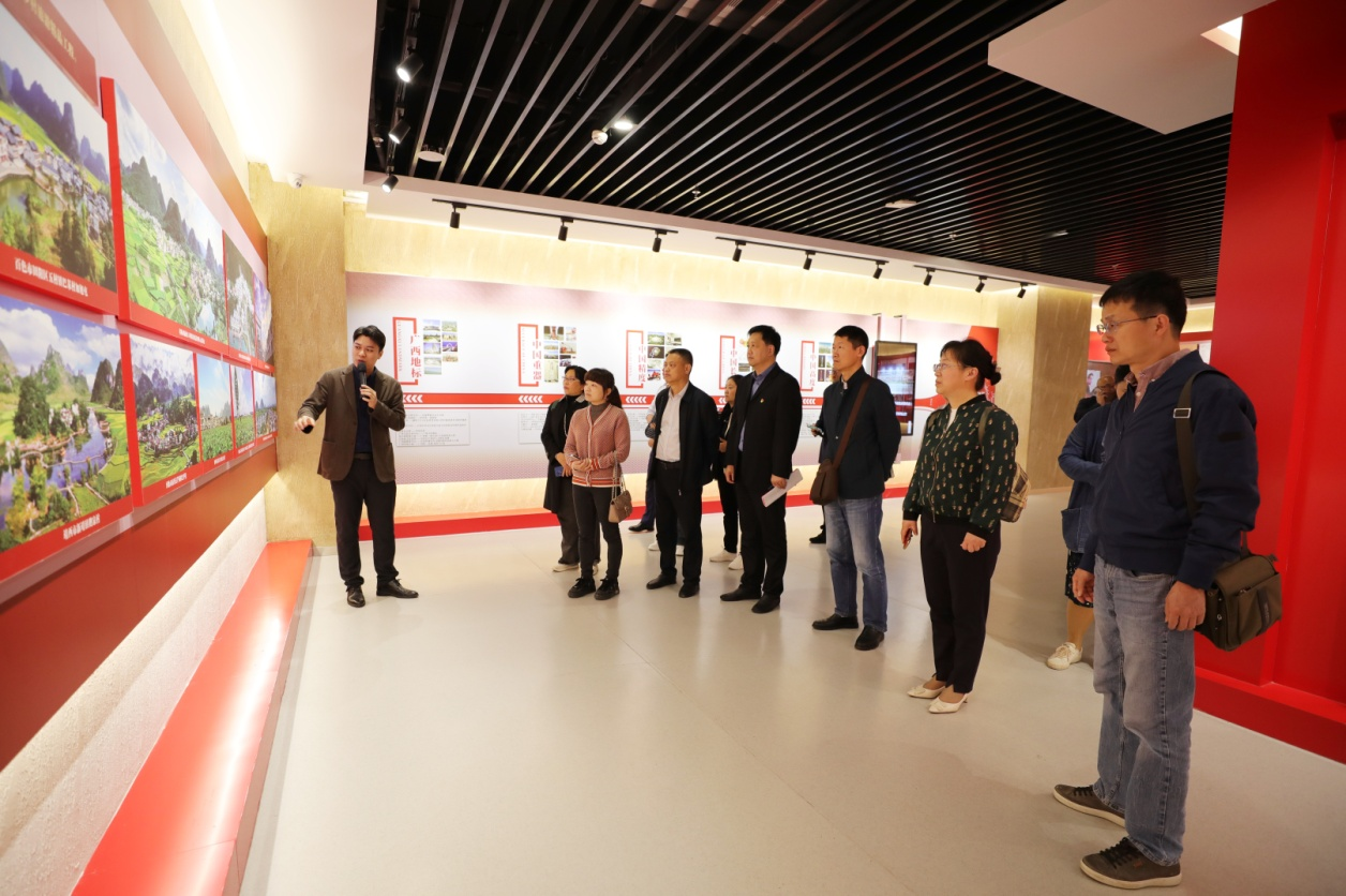 江苏省高校思想政治理论课教学指导委员会一行参观伟德国际官网党建思政教育基地