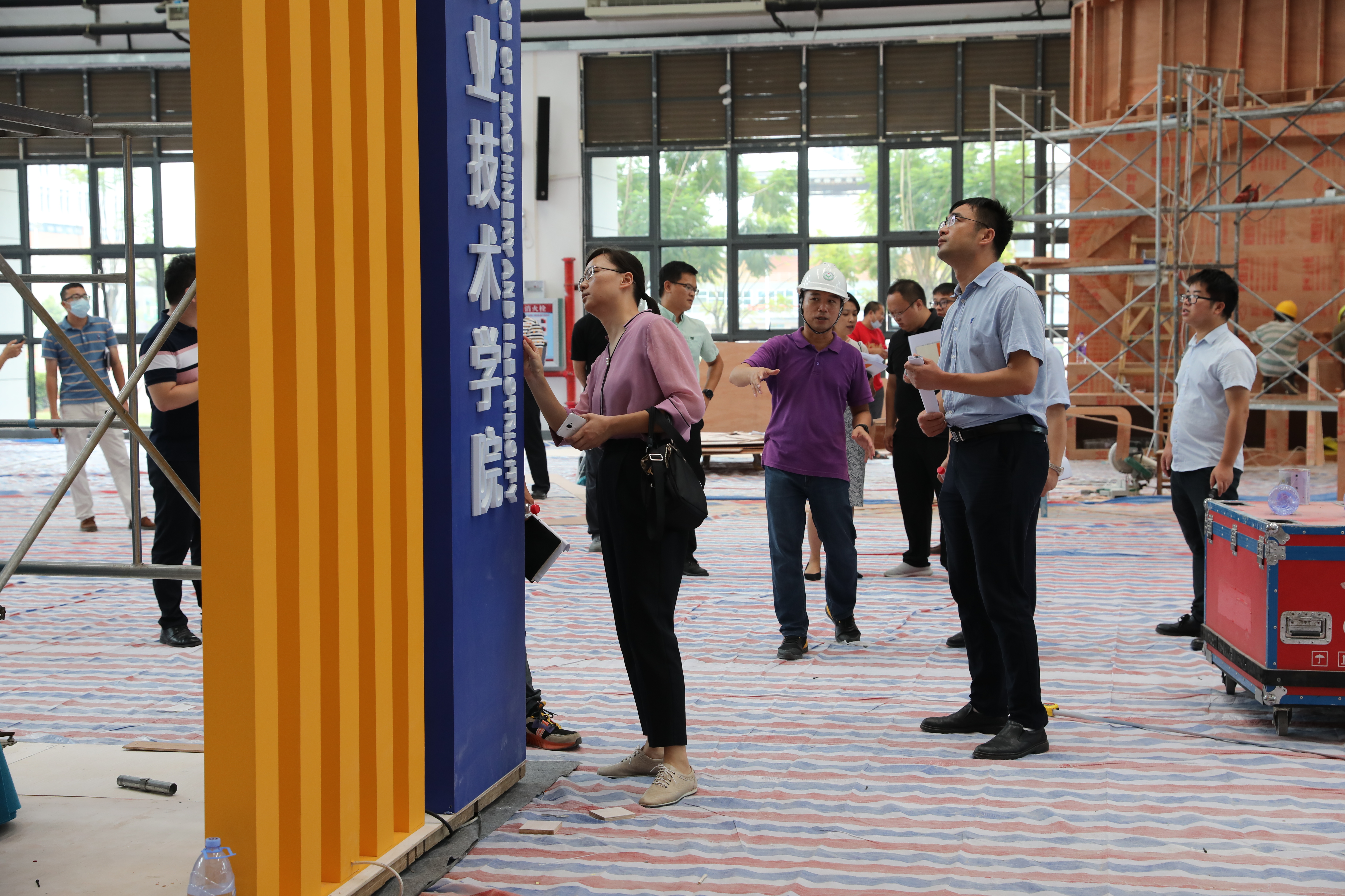 与会人员到场馆进行实地调研