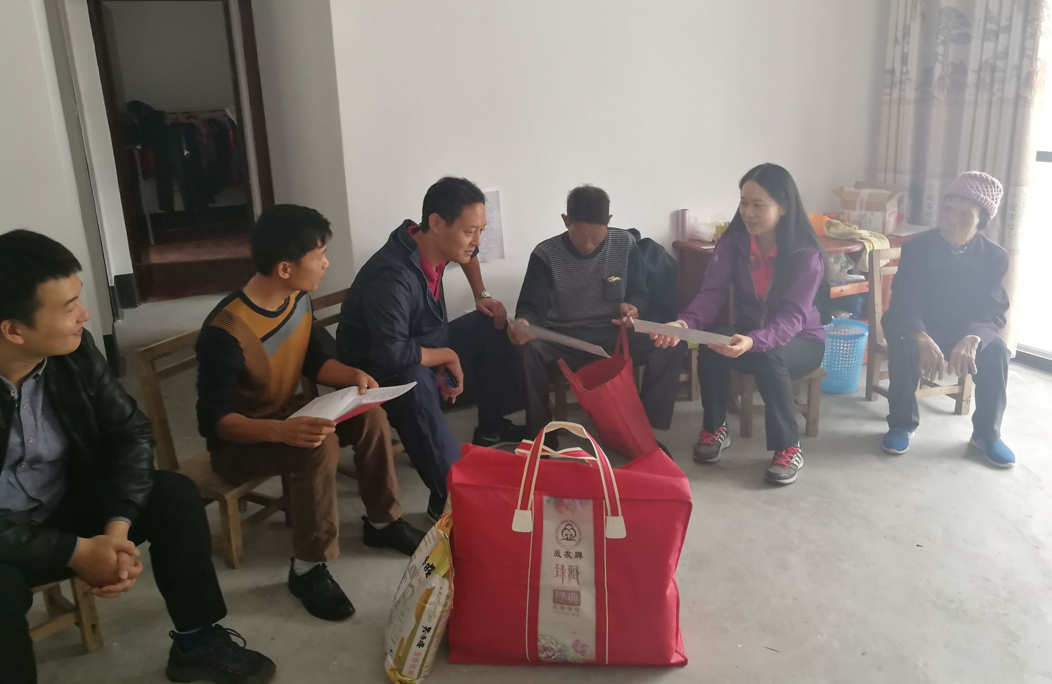 吴丹副院长一行到贫困户家中慰问调研