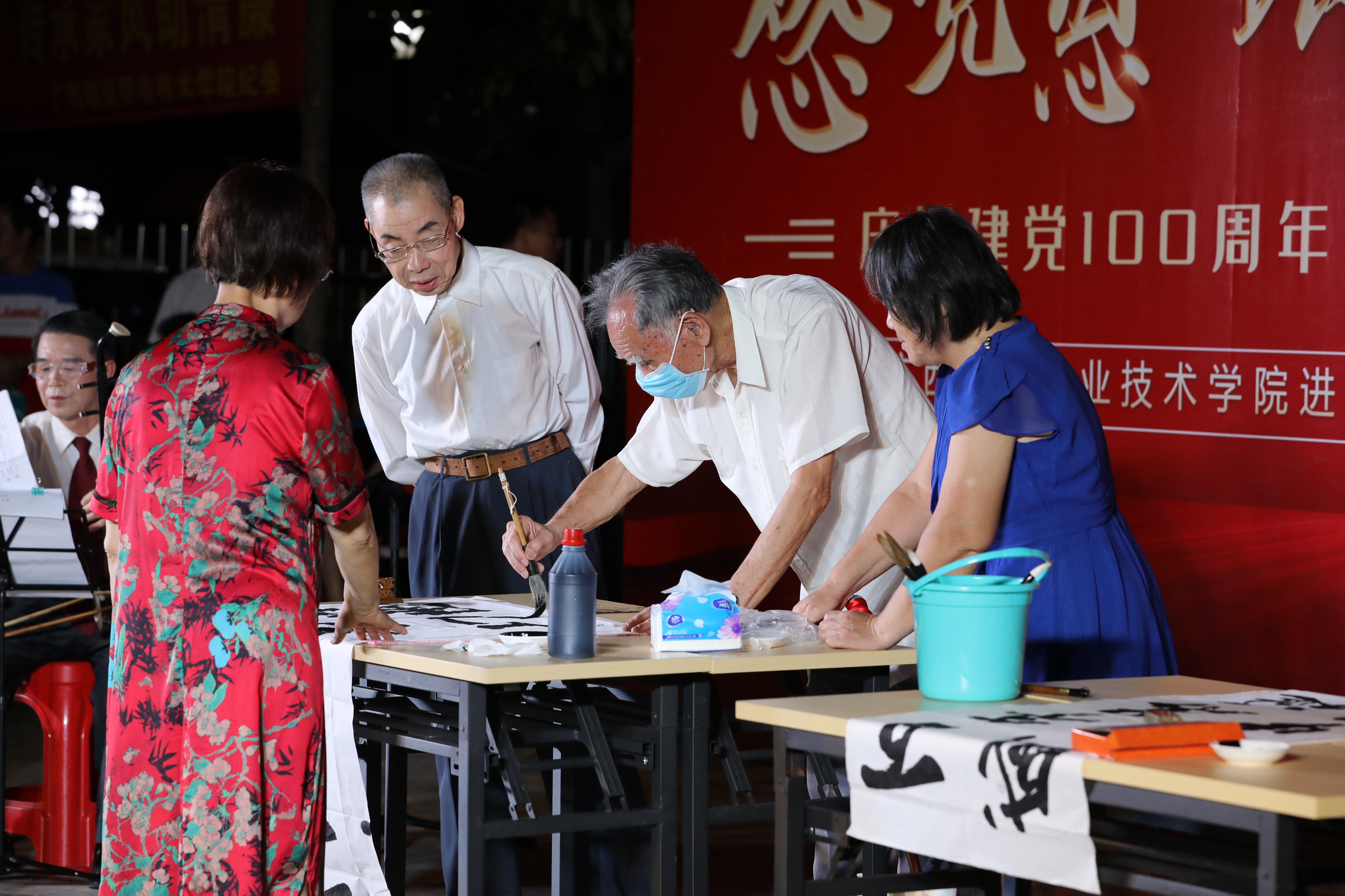 93岁老党员现场挥毫泼墨