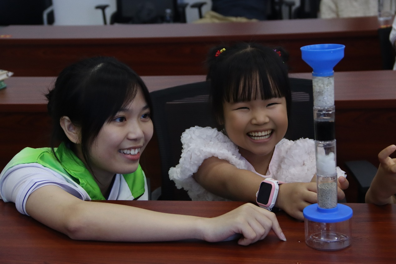 “创智联”志愿者在科普厅与小朋友一起完成净水小实验