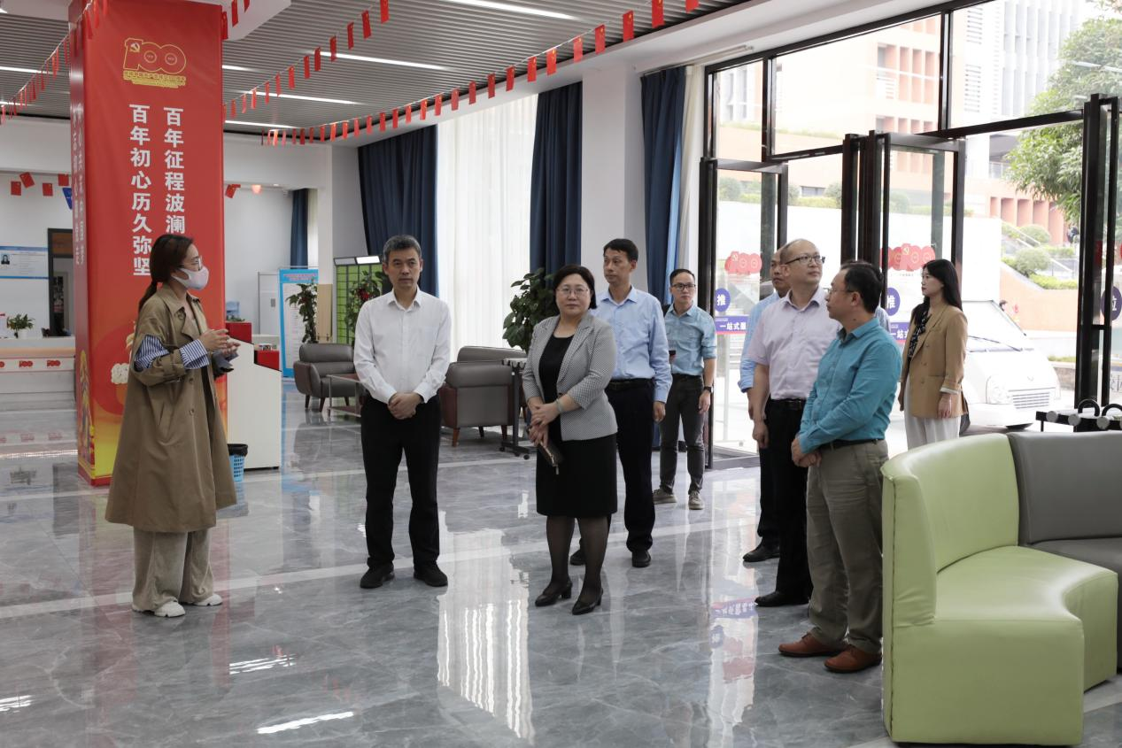 陈昌萍副厅长一行参观伟德国际官网一站式服务中心 