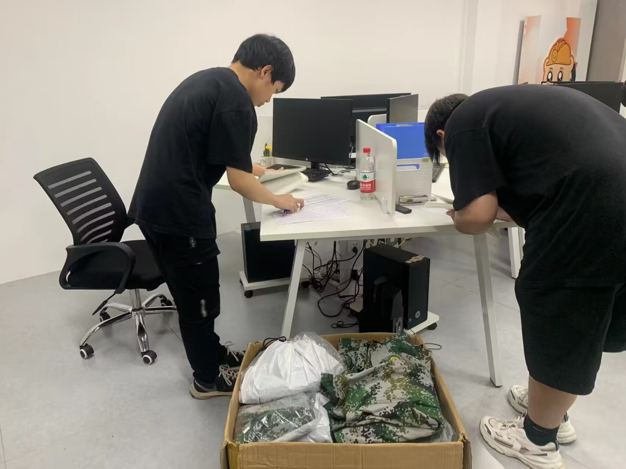 伟德国际官网学子捐赠军训服