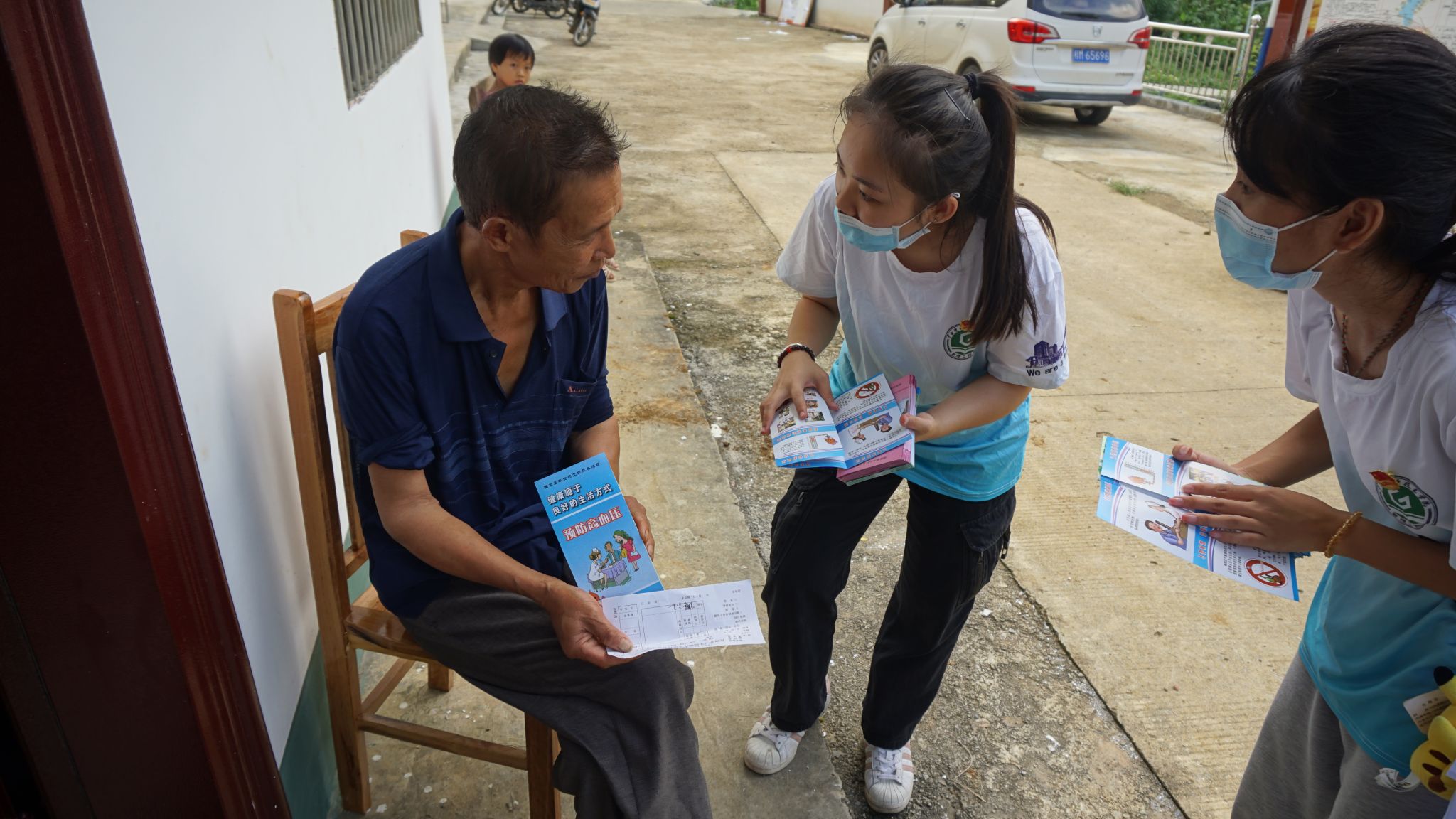 实践团的志愿者们向群众进行防疫宣传