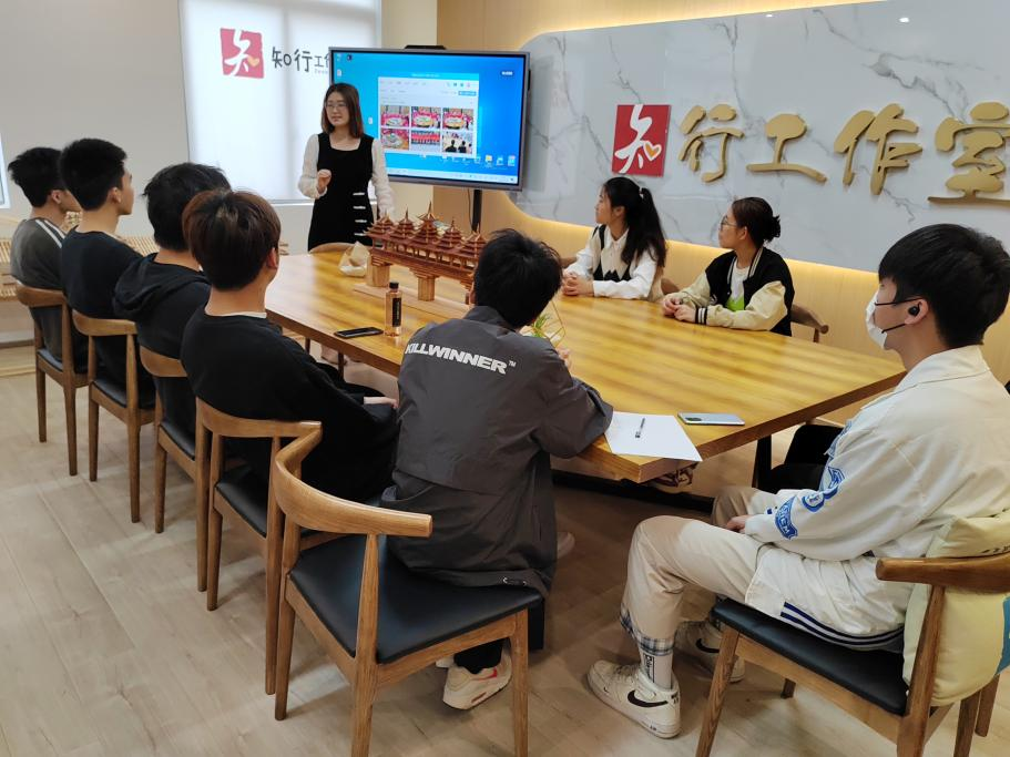 刘雪妮老师在进行理论介绍