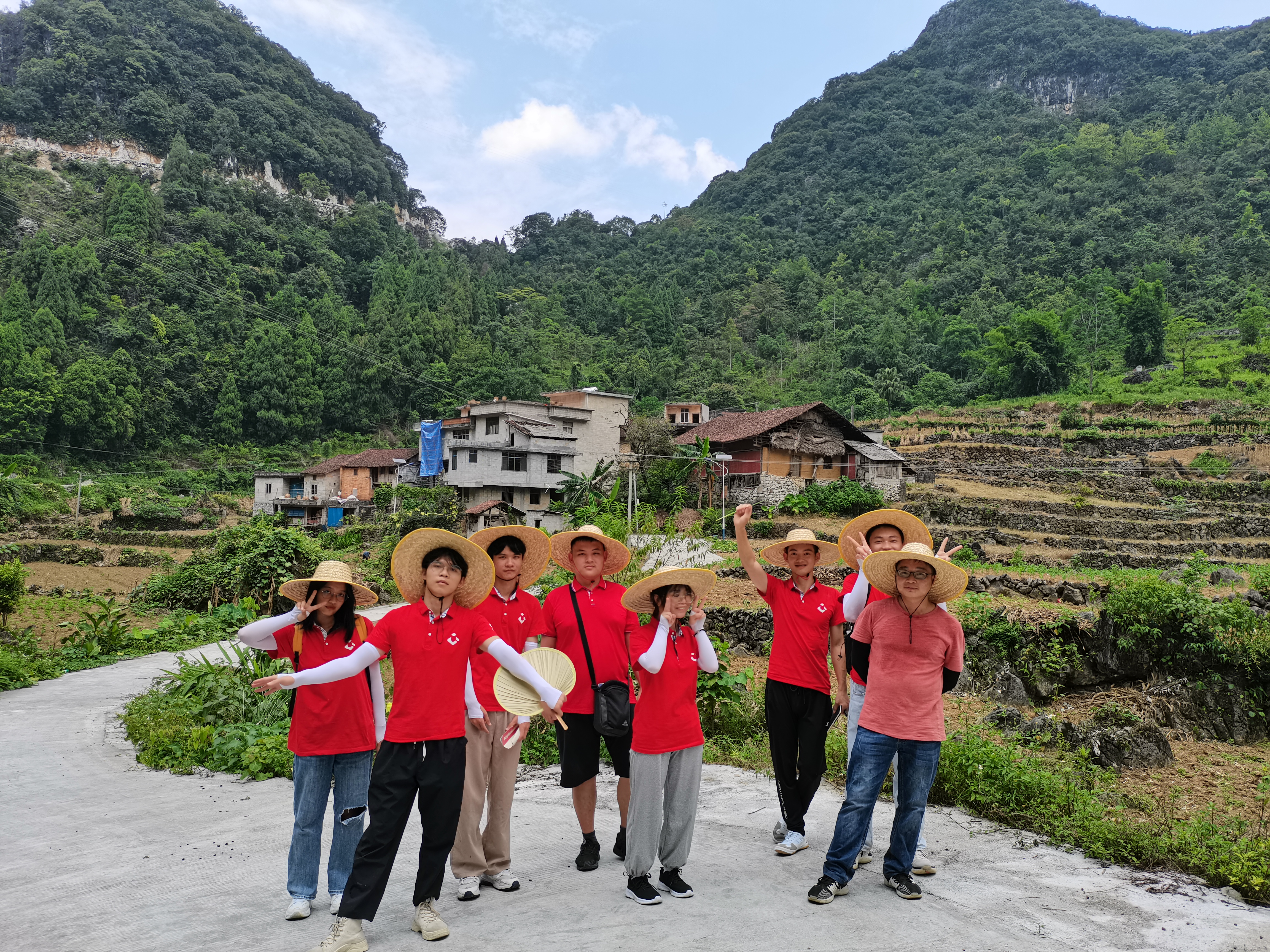 实践团成员感受群乐村自然美景