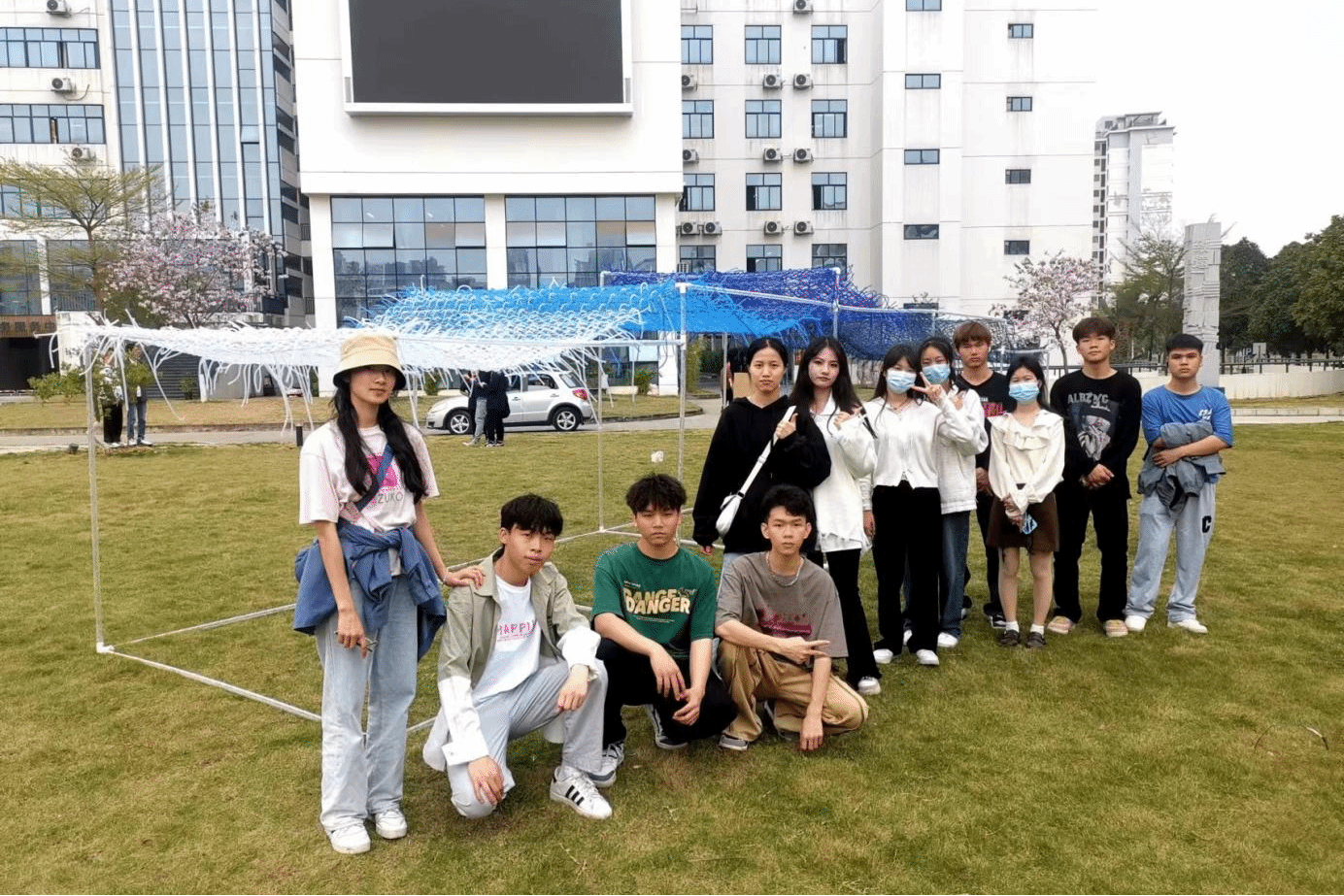 伟德国际官网家具专业学生与作品合影