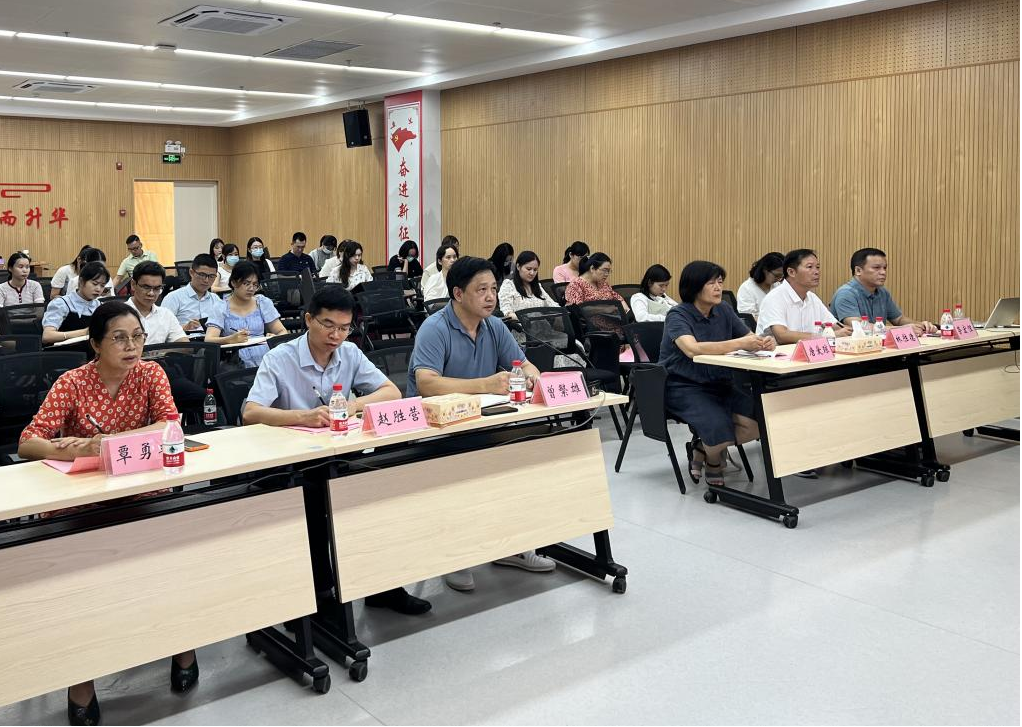 线下参会的教师们认真聆听集体备课会