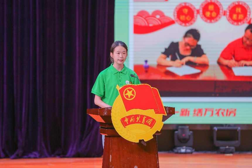 社会实践“优秀团队”代表 欧芳芳同学作经验分享