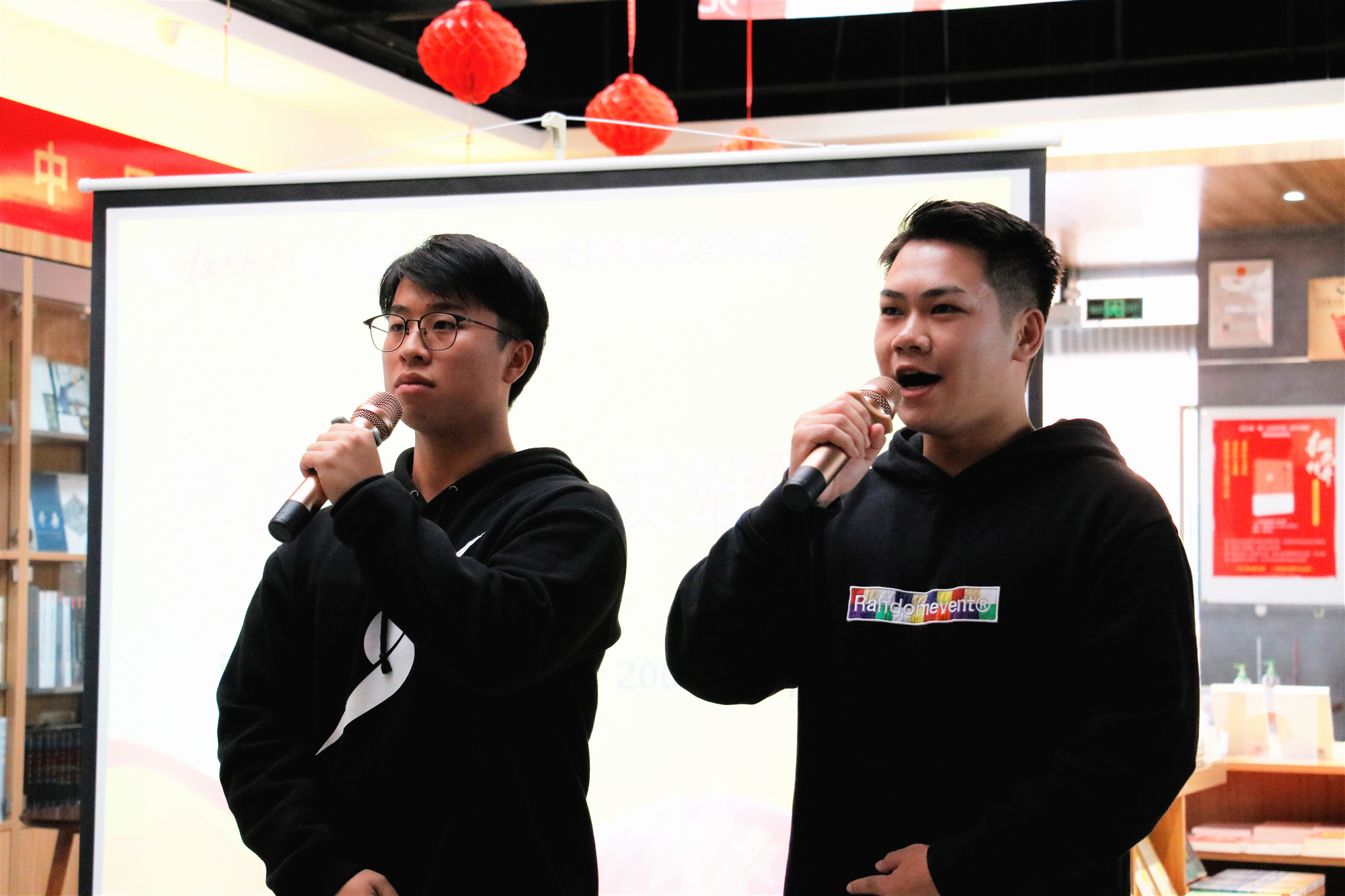 建筑与规划学院叶一鸣、覃书信朗诵《七律·英雄颂》