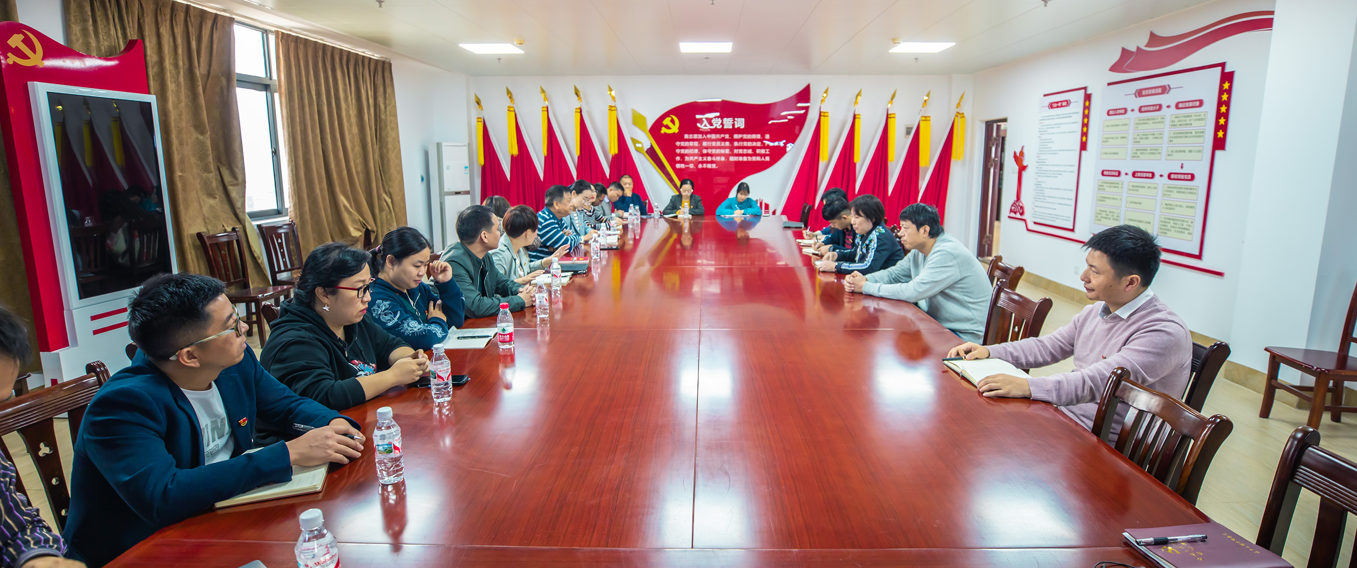 与设备系党总支合影留念