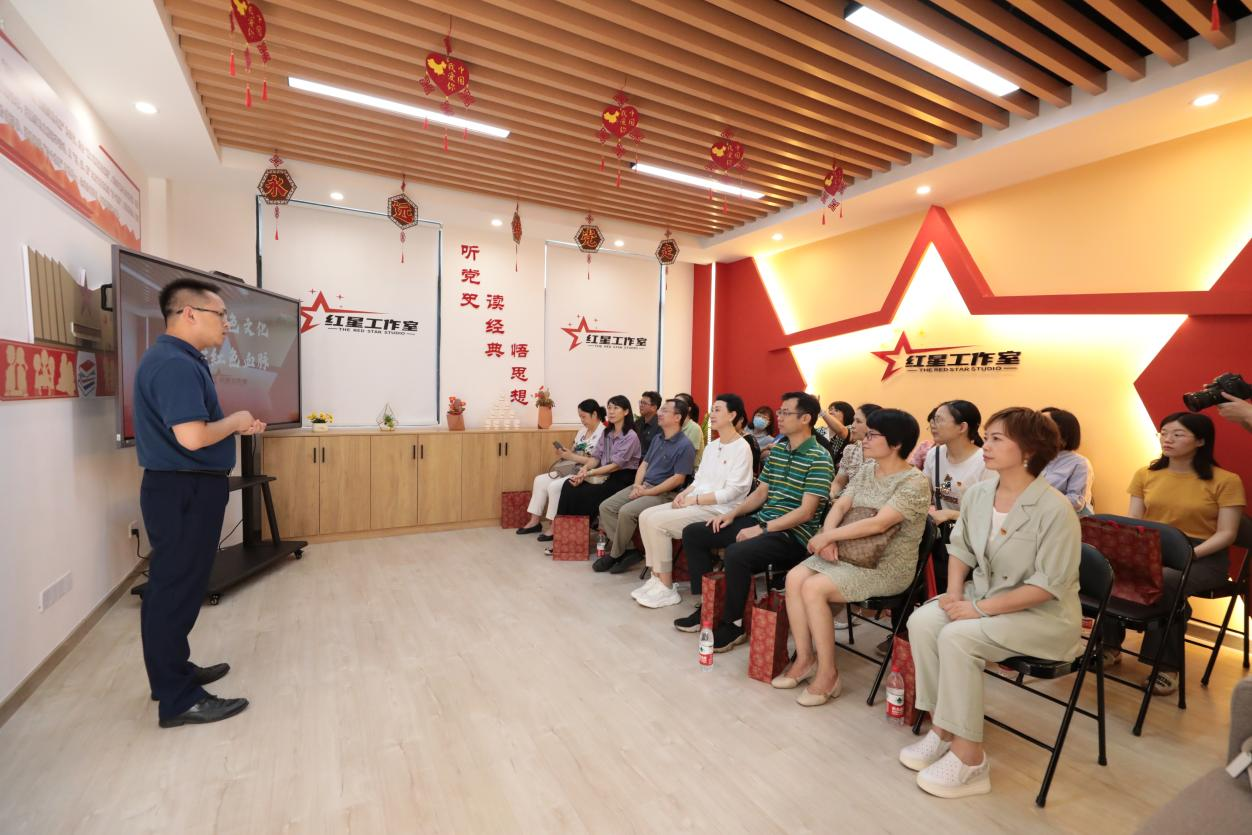 现场参观伟德国际官网“红星工作室”