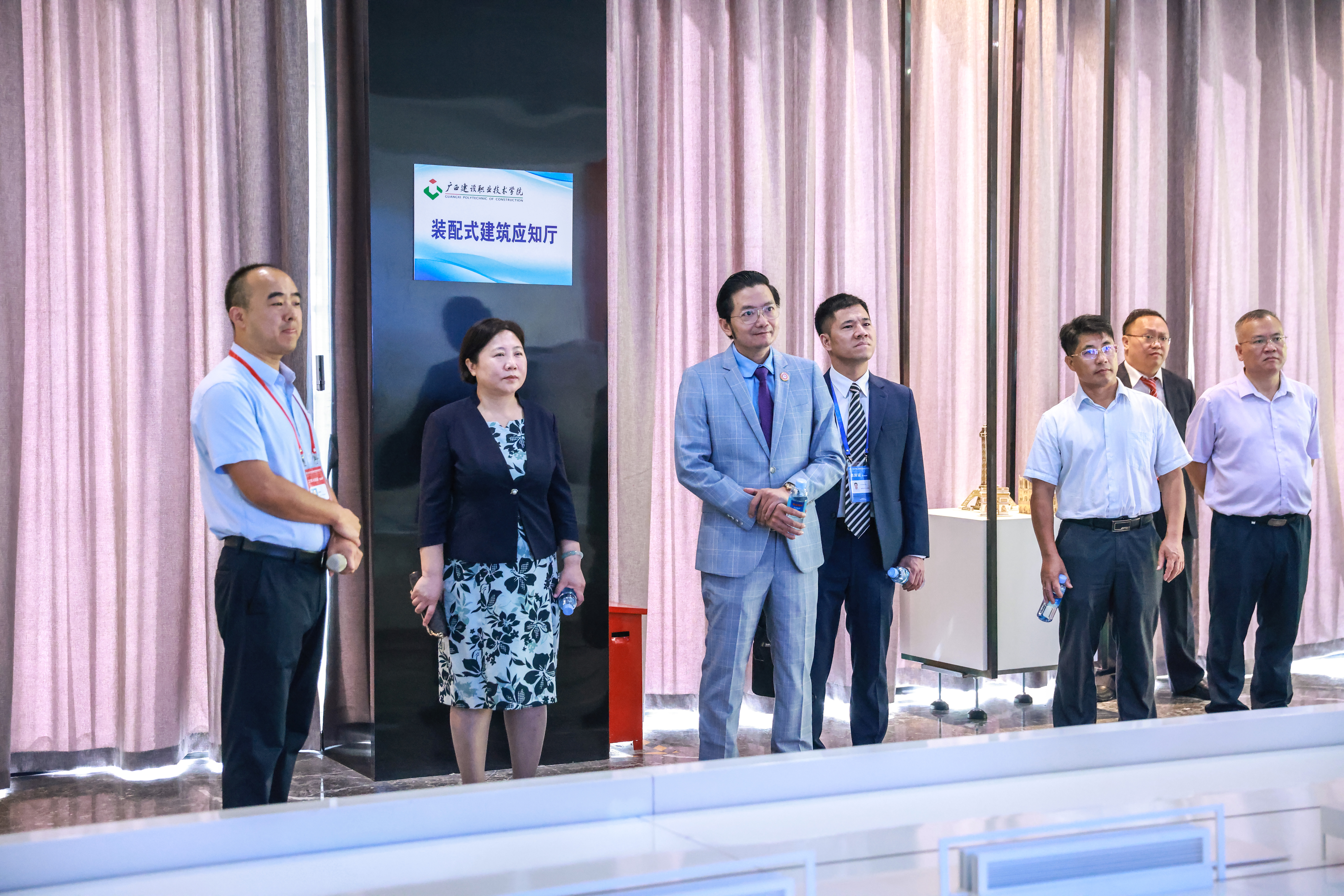 刘晓红书记、伍耿清副院长陪同杜南忠总领事一行参观伟德国际官网装配式建筑实训基地