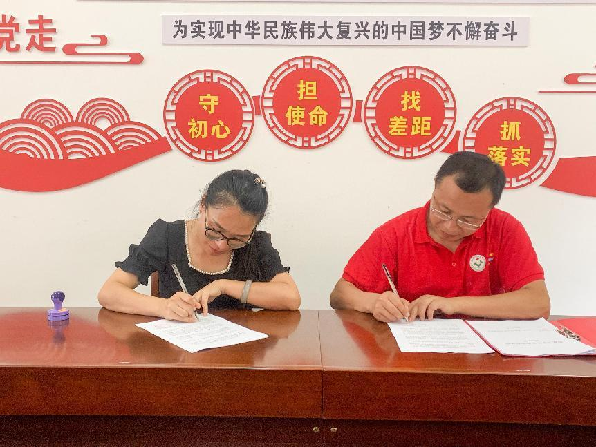 伟德国际1946源于英国校团委与龙湾乡政府签署了“大学生社会实践基地” 结对共建协议