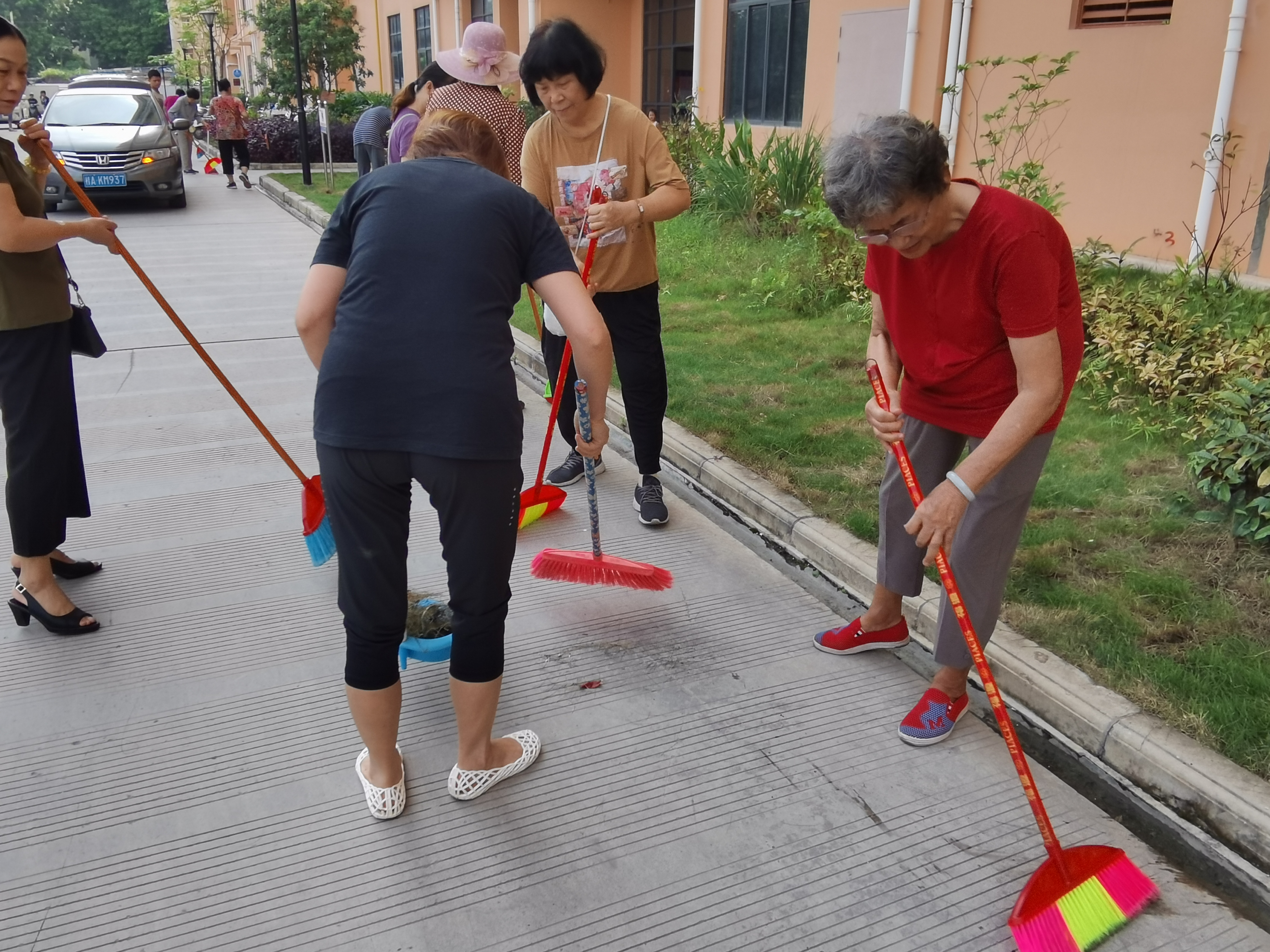 退休党员正在打扫小区地面