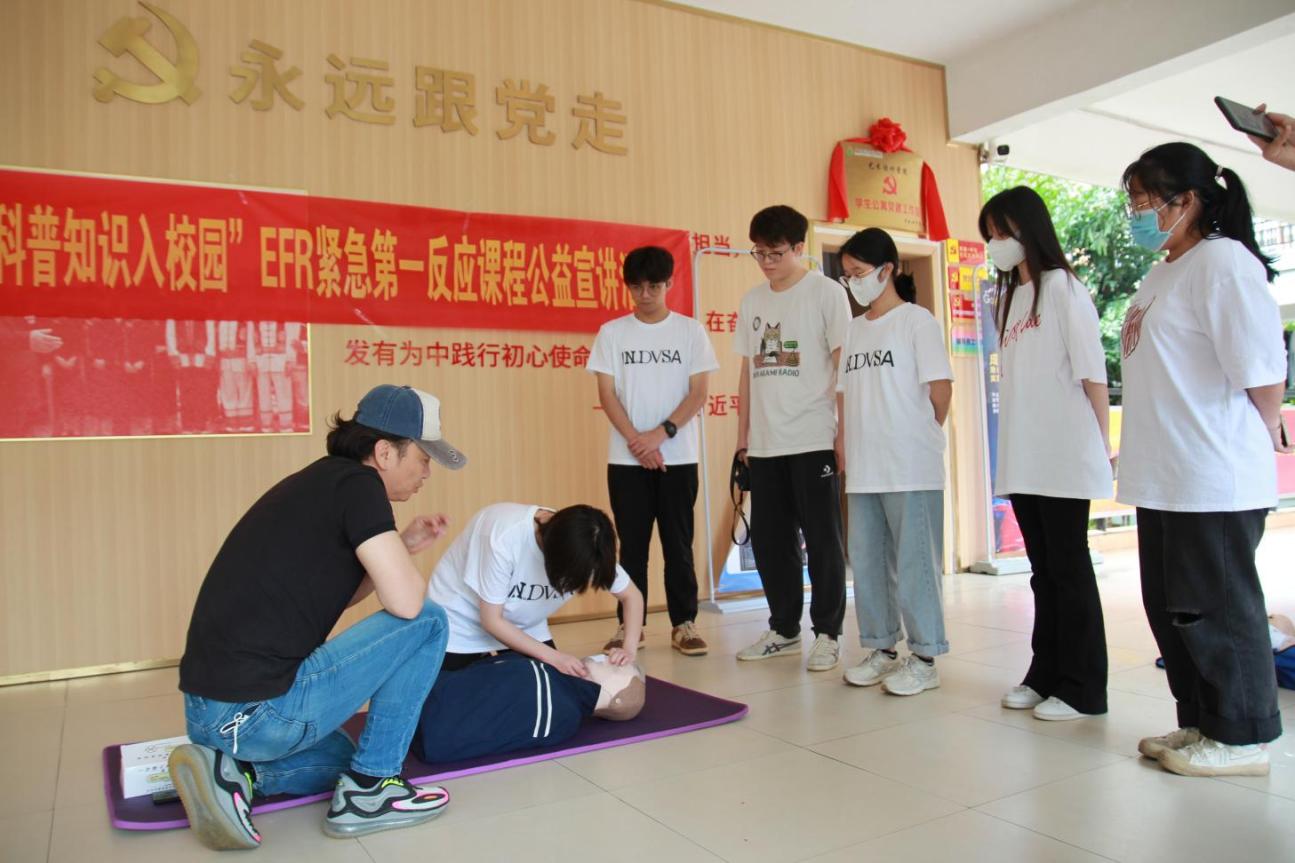 教练指导同学模拟实操