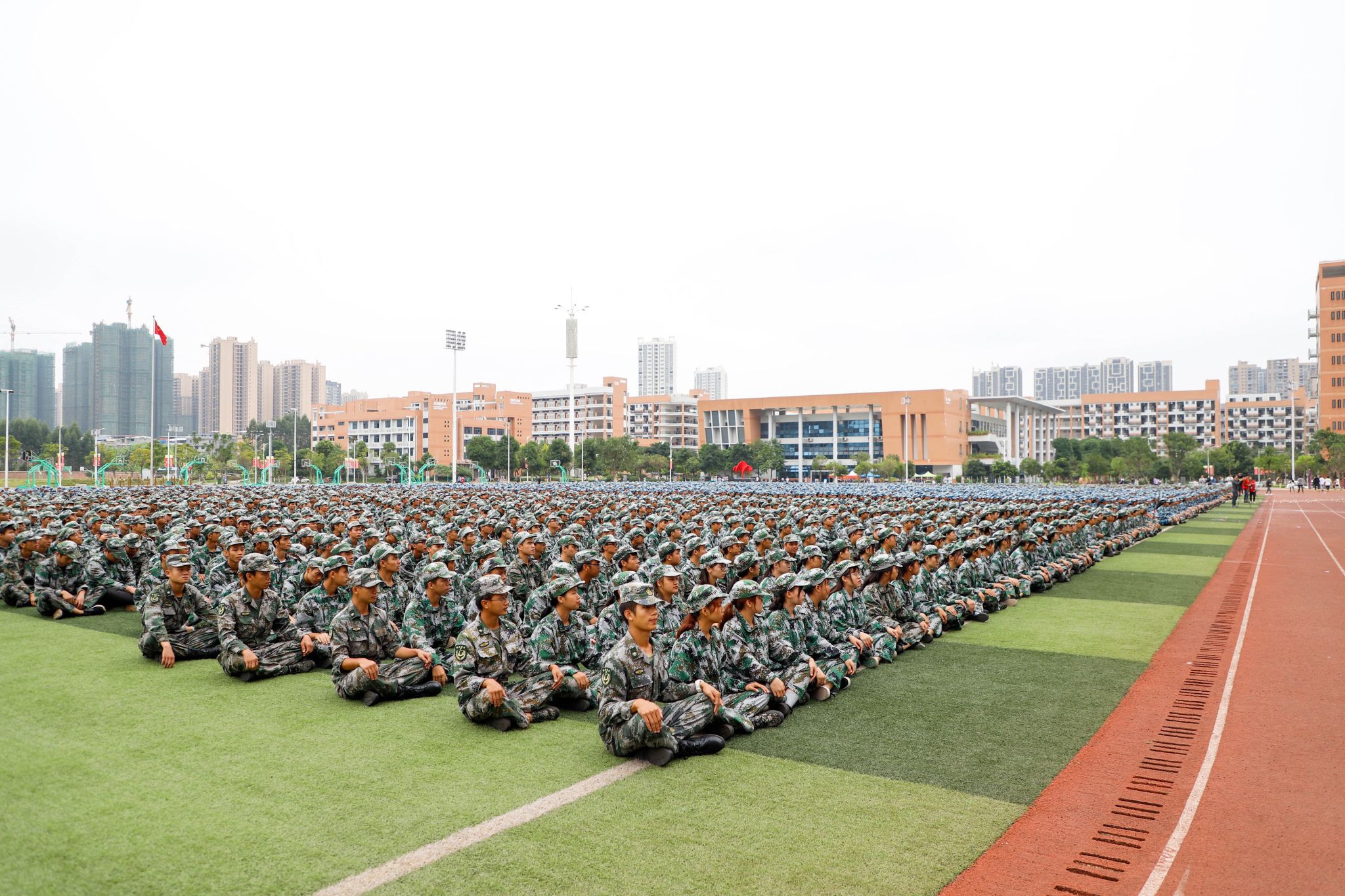 2019级新生军训会操表演暨总结表彰大会现场